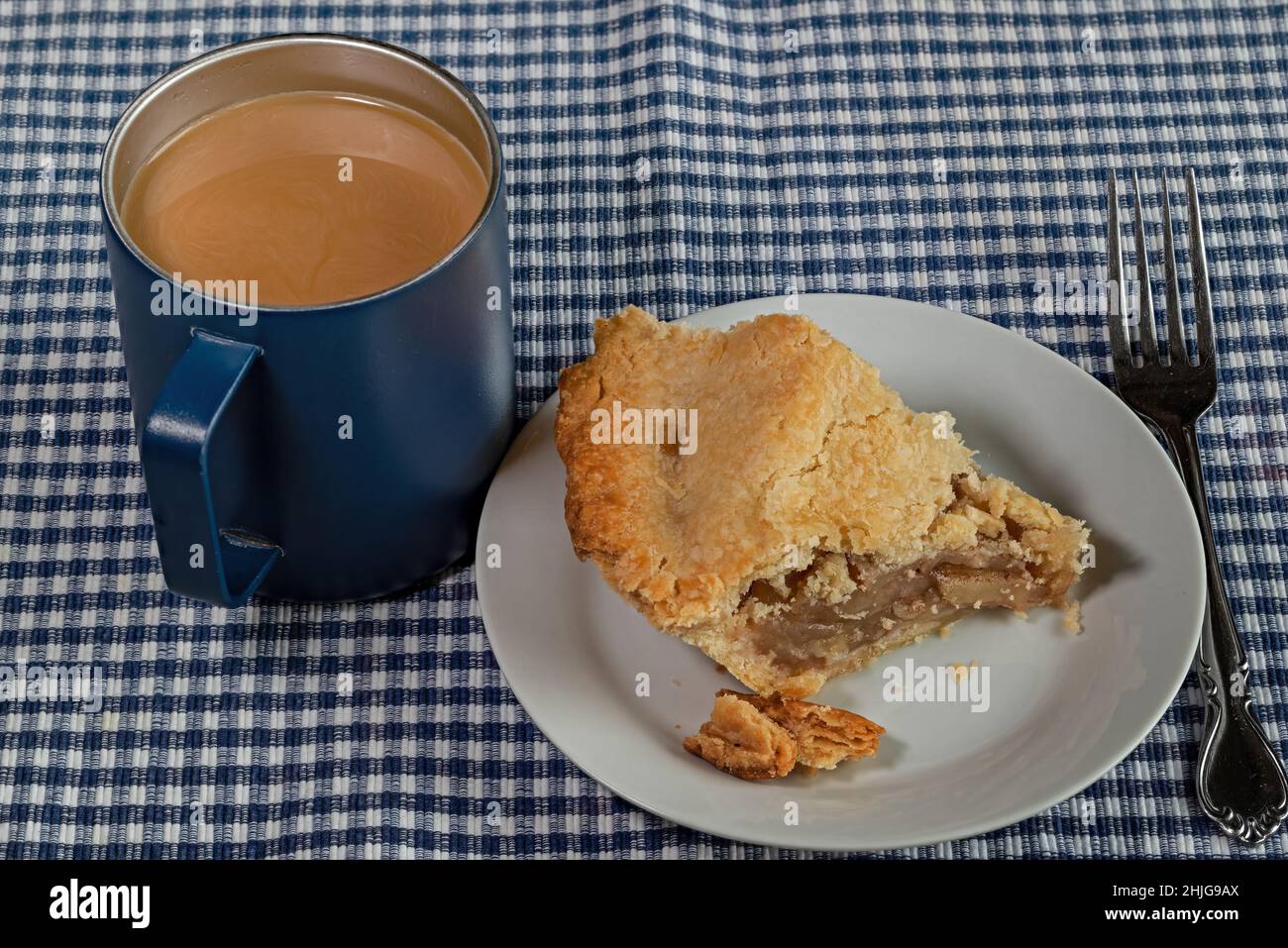 Frisch gebackener Apfelkuchen mit doppelter Kruste und einer Tasse gebrühtem Kaffee. Die Zutaten der Torte sind herb grüne Äpfel, Zucker, Zimt, Mehl, Stockfoto