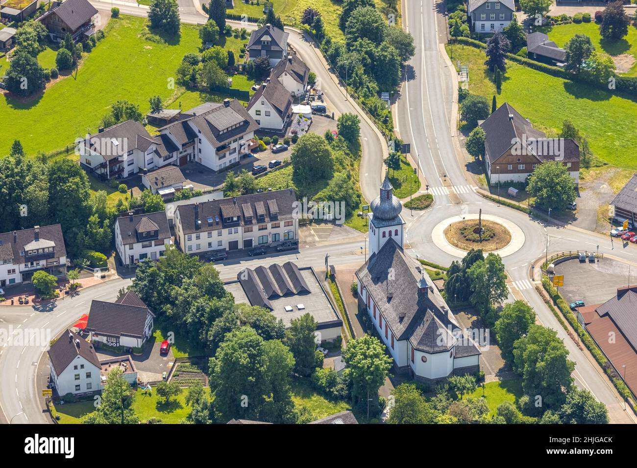 Luftaufnahme, St. Antonius-Kirche am Kreisverkehr Kilianstraße in Rönkhausen, Finnentrop, Sauerland, Nordrhein-Westfalen, Deutschland, Ort des Worsh Stockfoto