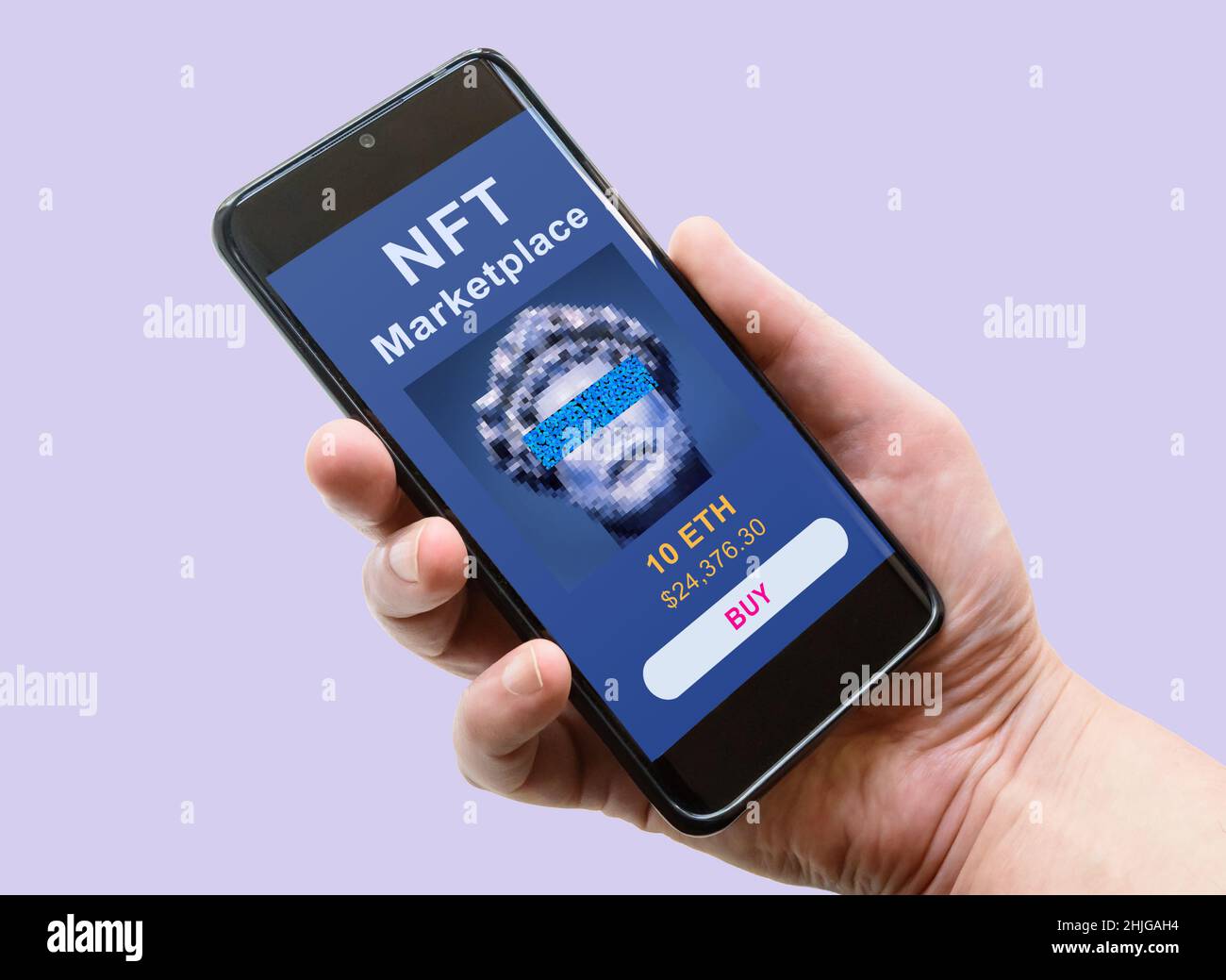 NFT Art in Telefon, Hand und Smartphone mit Marktplatz. NFT-Token ist nicht fungible Kryptowährung. Konzept von Blockchain, Krypto-Tech, Payment, digital Stockfoto