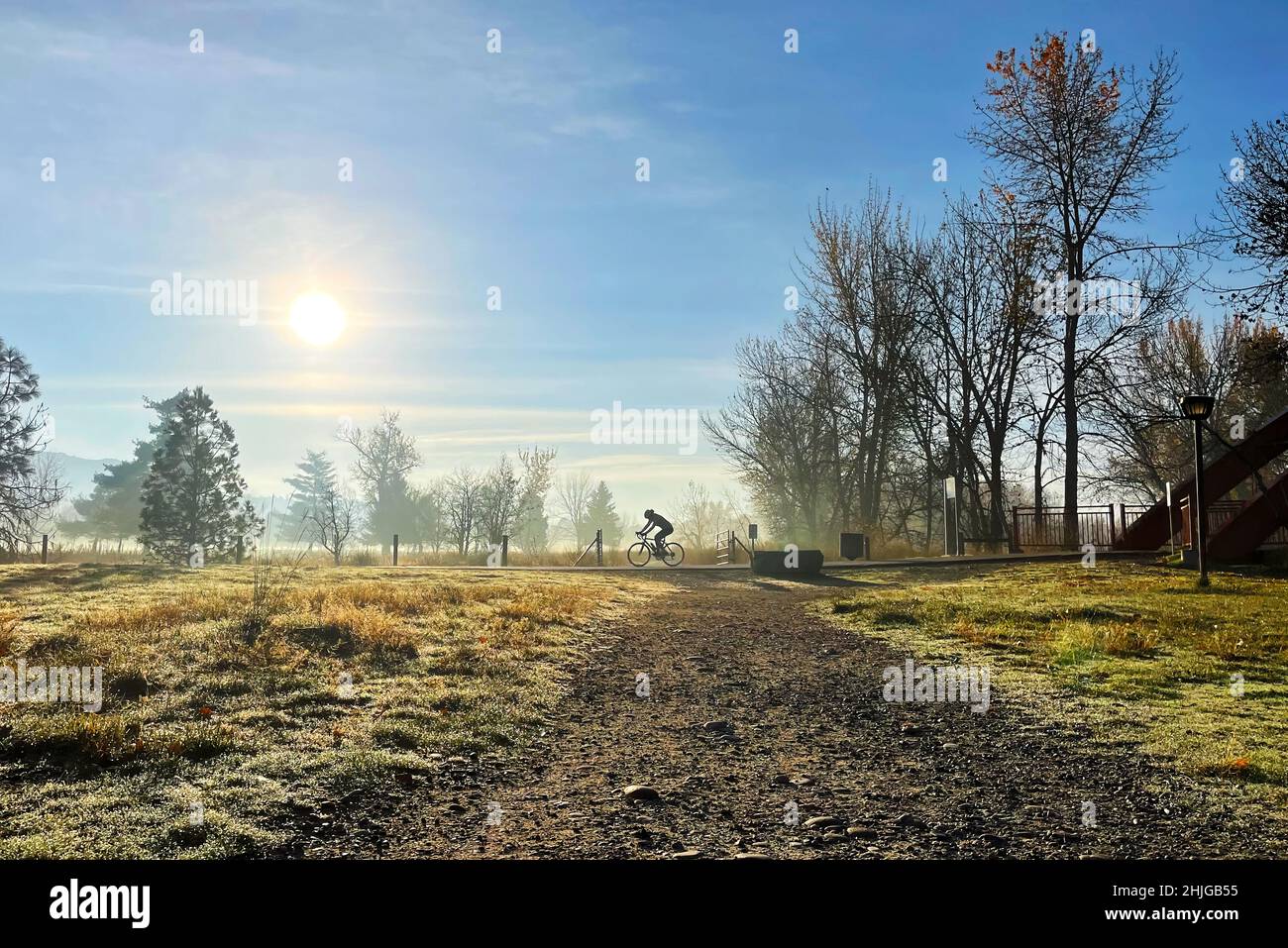 Fahrradfahrer auf dem Boise Greenbelt in der Nähe des Warm Springs Golfplatzes am nebligen späten Herbstmorgen. Stockfoto