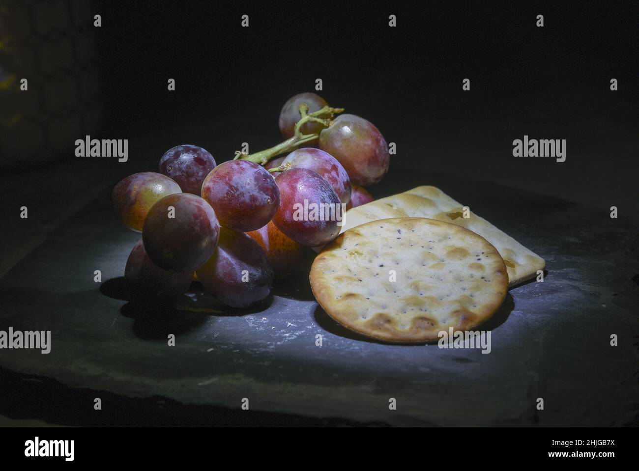 Malen mit Lichtstudie über Stillleben mit einer kleinen Stiftlampe in einer dunklen Studioumgebung Stockfoto