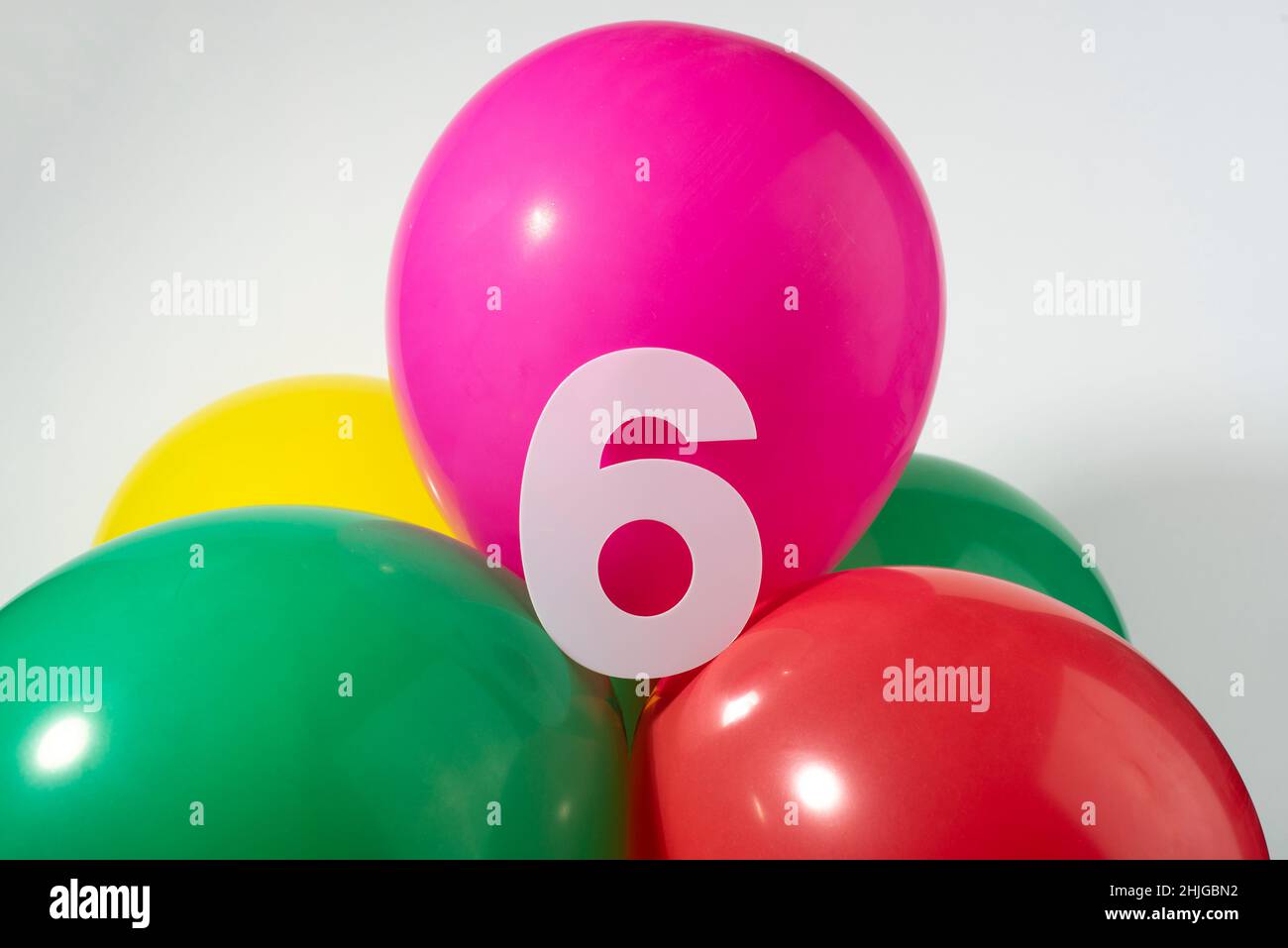 Nummer 6 und bunte runde Ballons. Geburtstag, Jubiläum, Jubiläumskonzept. Stockfoto