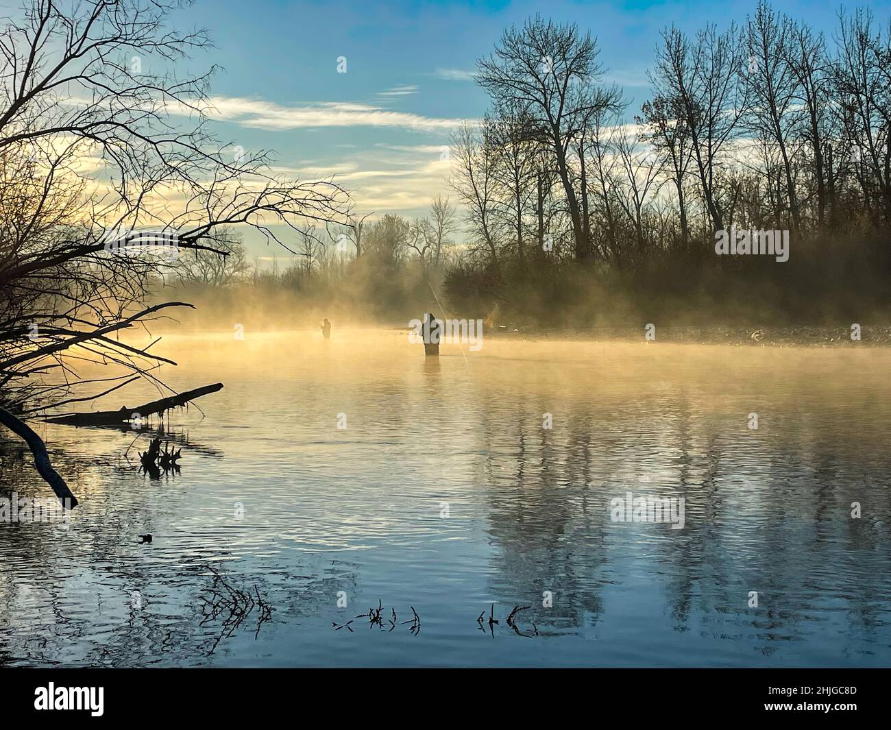 Zwei Fischer fischen im Morgennebel entlang des Boise River in der Nähe des Barber Park. Stockfoto