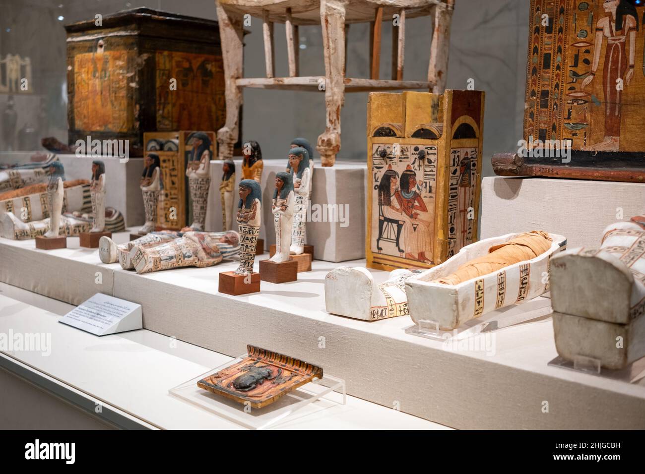 Kairo Ägypten Dezember 2021 ausgestellte Artefakte und Relikte, die mit alten ägyptischen Mumie-Begräbnissen aufgenommen wurden. Mumifizierte Organe in Behältern Stockfoto