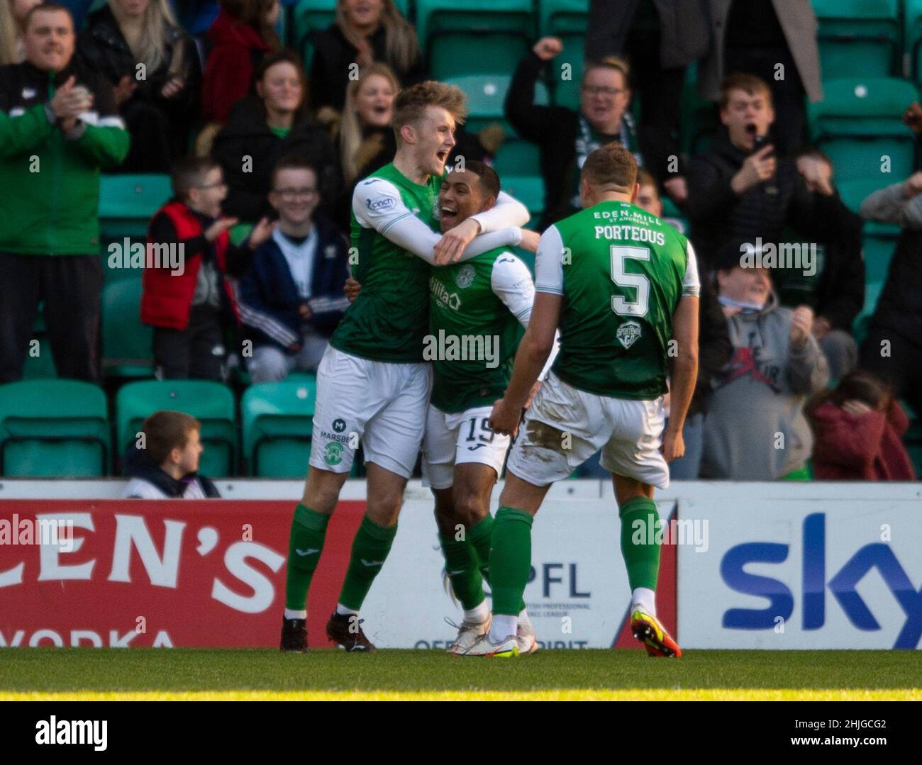 Edinburgh, Großbritannien. 29th Januar 2022. Cinch Premiership - Hibernian / Livingston 29/1/2022. Hibernian ist Gastgeber von Livingston in der Cinch Premiership im Easter Road Stadium, Edinburgh, Midlothian, Großbritannien. Bild zeigt: Teamkollegen gratulieren dem neuen Jungen Demetri Mitchell, nachdem er sein erstes Tor für den Verein erzielt hatte, um die Heimmannschaft in der 6th. Minute mit 1-0 vorne zu platzieren. Quelle: Ian Jacobs/Alamy Live News Stockfoto