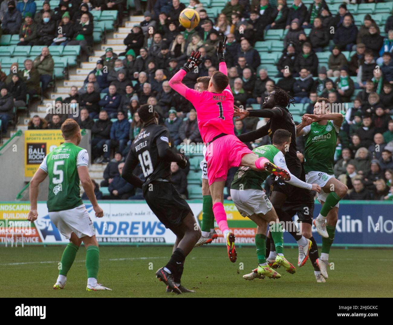 Cinch Premiership - Hibernian / Livingston 29/1/2022. Hibernian ist Gastgeber von Livingston in der Cinch Premiership im Easter Road Stadium, Edinburgh, Midlothian, Großbritannien. Das Bild zeigt: HibsÕ-Torwart Matt Macey verpasst das Kreuz und erlaubt Livingston-Verteidiger Ayo Obileye in der 18th. Minute ins Tor zu gehen, um das Spiel mit 1:1 zu binden. Kredit: Ian Jacobs Stockfoto