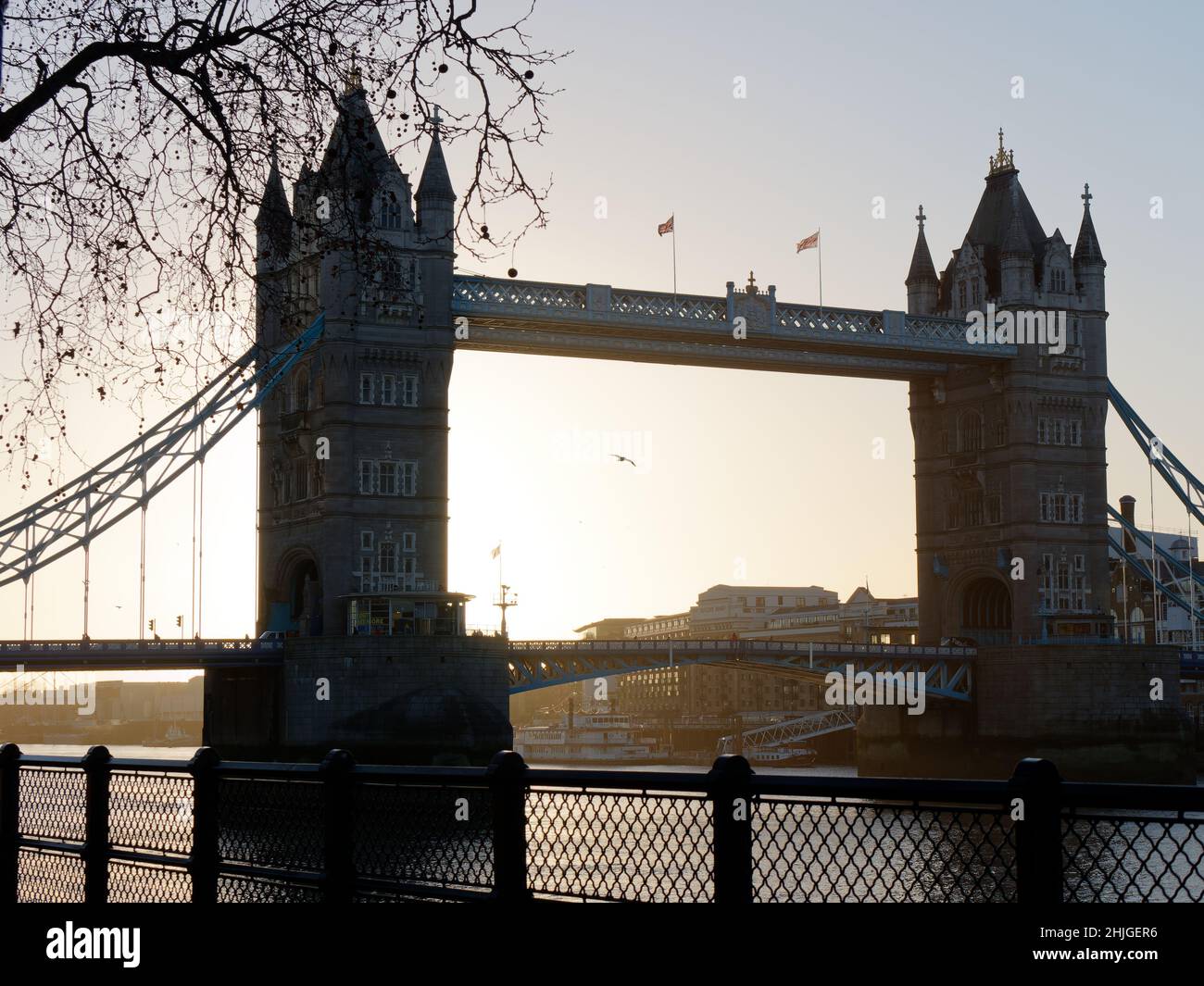 London, Greater London, England, Januar 5th 2022: Tower Bridge an einem Wintermorgen bei Sonnenaufgang. Stockfoto