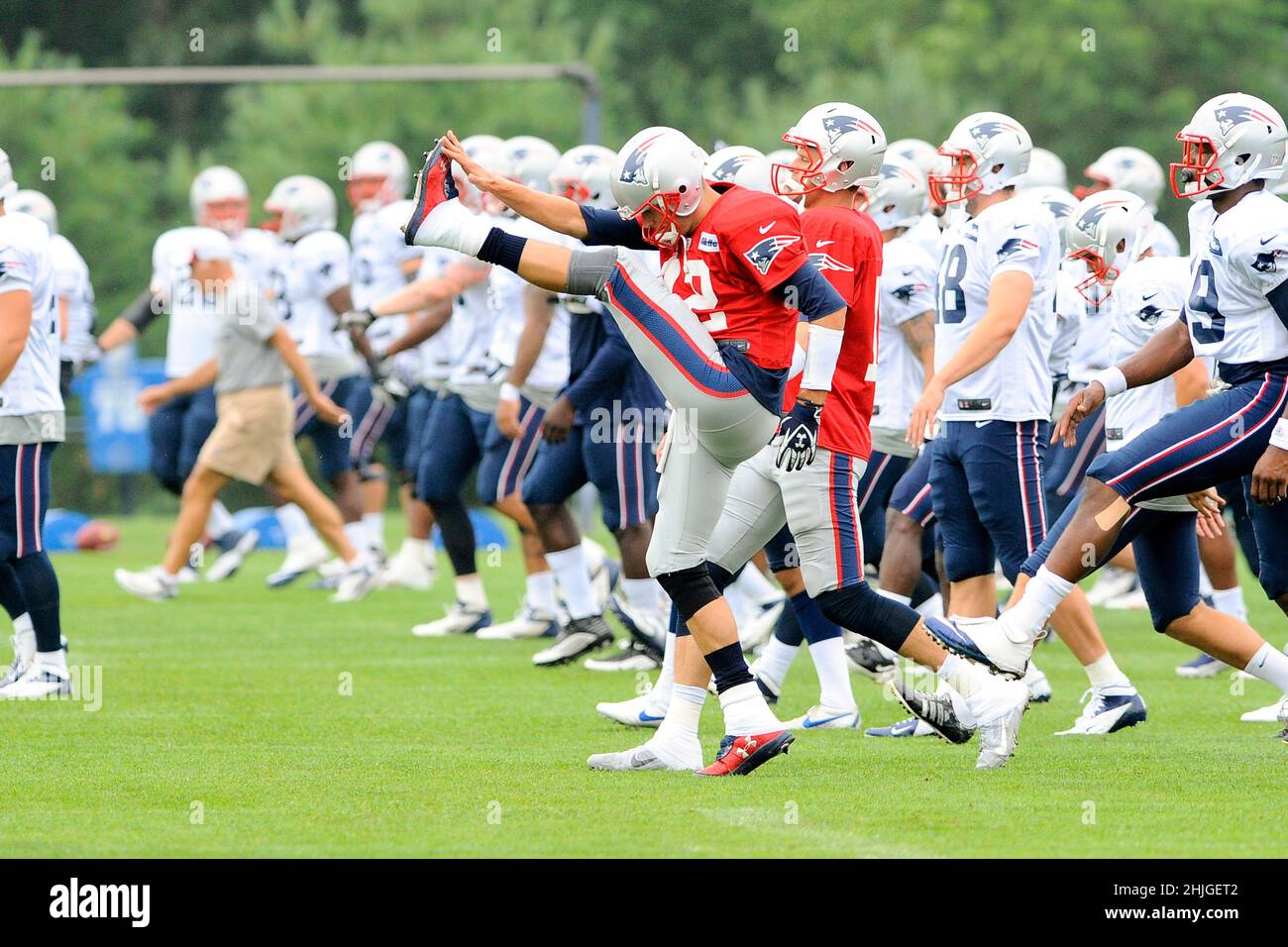 29. Januar 2022: Mehrere Quellen berichten, dass der siebenmalige Super Bowl Champion Tom Brady seinen Rücktritt vom NFL ankündigen wird. Eric Canha/CSM, 28. Juli 2013 - Foxborough, Massachusetts, USA - der Quarterback der New England Patriots Tom Brady (12) nimmt am 4. Tag des New England Patriots Trainingslagers im Gillette Stadium in Foxborough, Massachusetts, an Stretching-Übungen Teil. Eric Canha/CSM Stockfoto