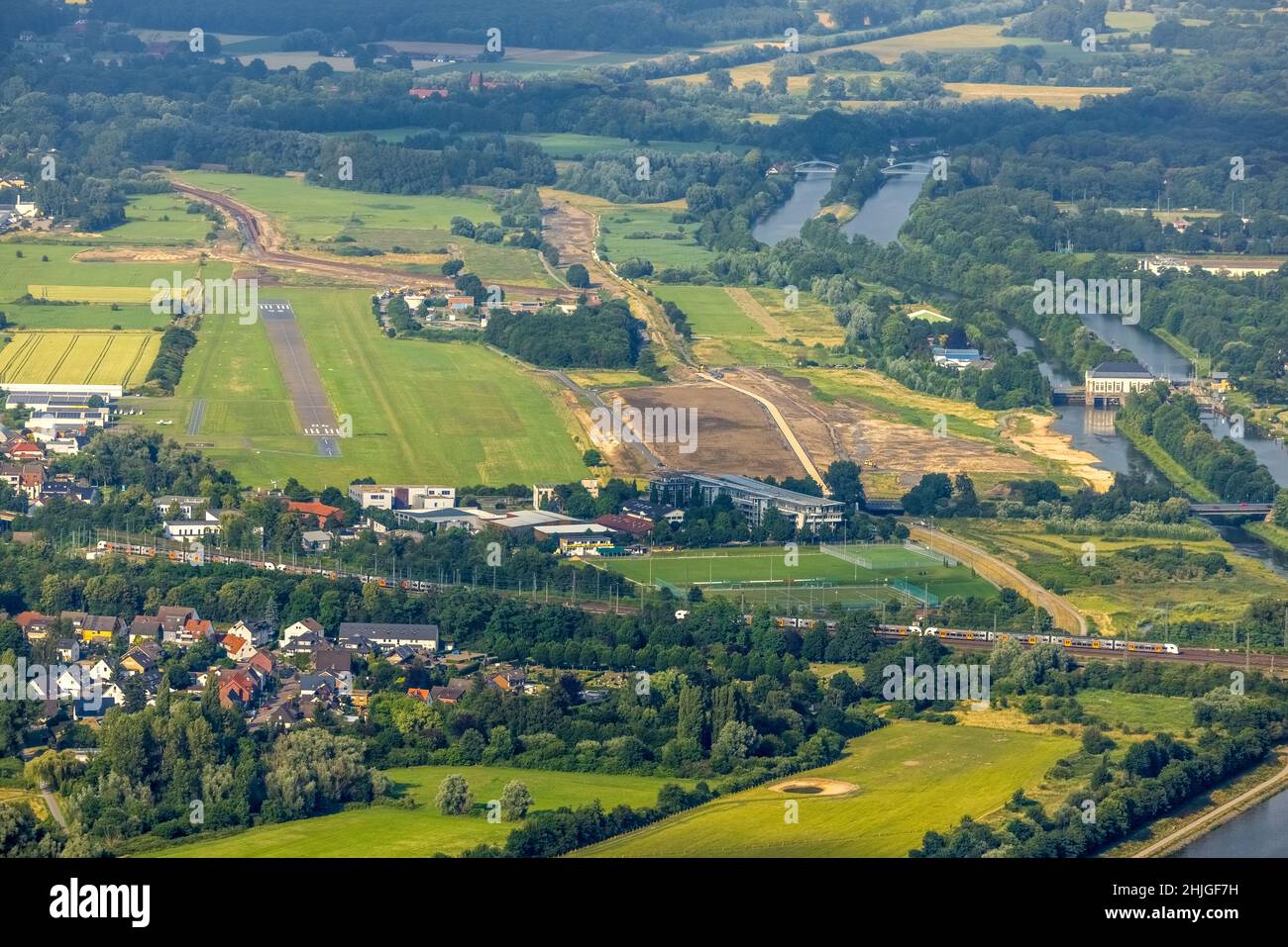 Überblick über Hamm, Datteln-Hamm-Kanal, Projekt Kanal Kante zwischen Flughafen  Hamm Lippe Wiesen und Innere Stadt Hamm, Lippe, Sportplatz am Gymnasium  Hammonense, Hamm, Ruhrgebiet, Nordrhein-Westfalen, Deutschland  Stockfotografie - Alamy