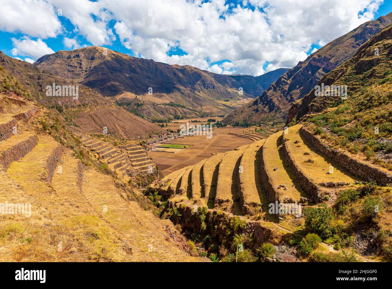 Landwirtschaftliche Terrassen in der Inka-Ruine Pisac mit Blick auf die Anden und das Heilige Tal, Provinz Cusco, Peru. Stockfoto