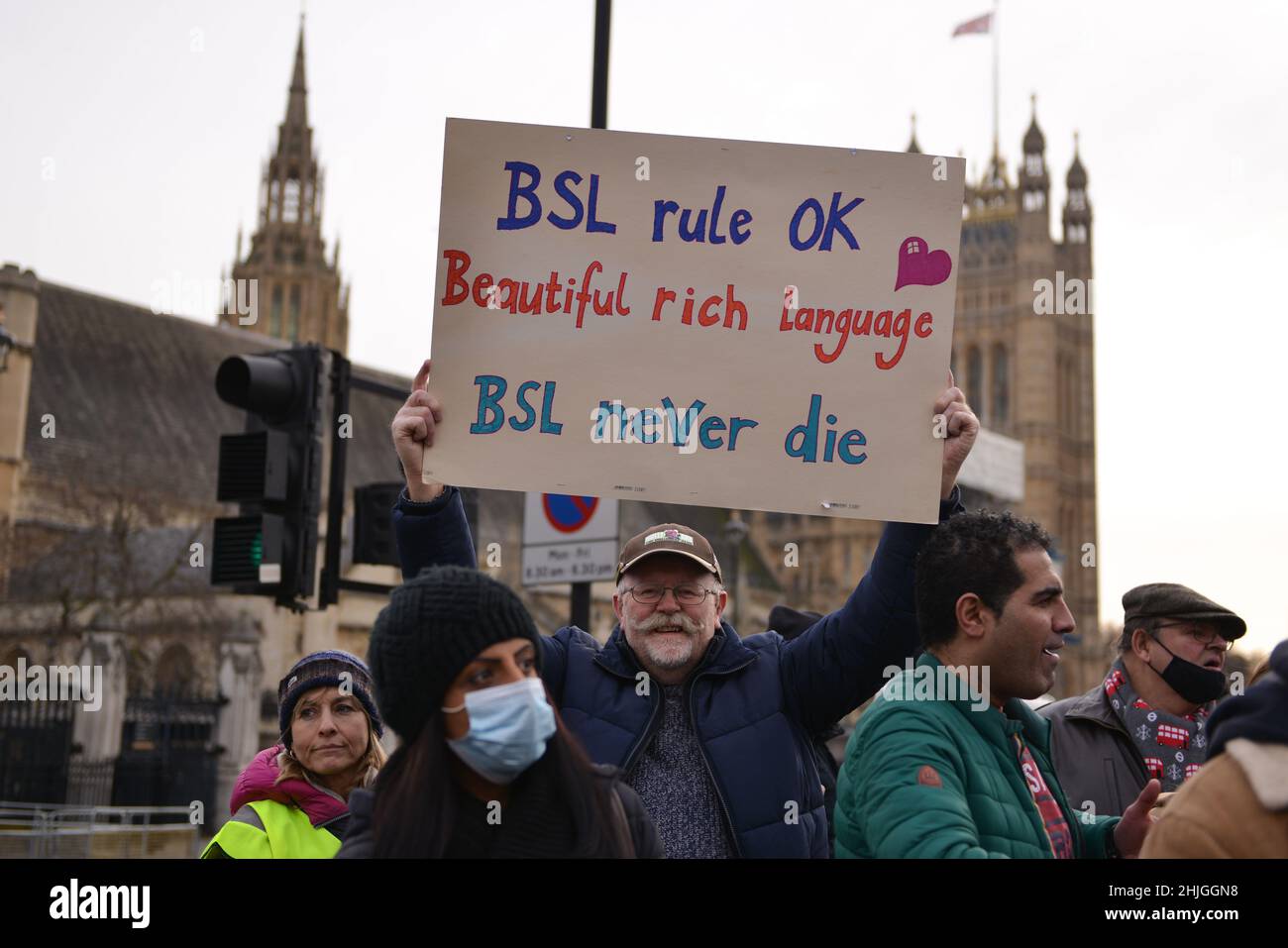 Eine Protesterin sah, wie sie während der Demonstration ein Plakat mit ihrer Meinung hielt. Britische Gebärdensprache und gehörlose Gemeinschaft versammelten sich gegenüber dem britischen Parlament zur Unterstützung des BSL-Gesetzes (British Sign Language), das die Gebärdensprache als Amtssprache des Vereinigten Königreichs anerkennt. Stockfoto