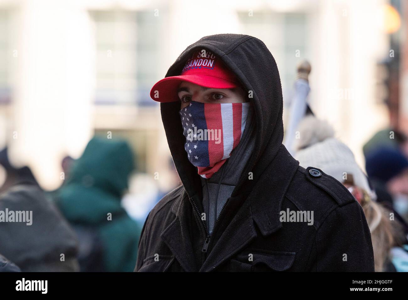 Chicago, USA. 29th Januar 2022. Ein Demonstrator trägt einen Hut mit der Aufschrift „Lets Go Brandon“, einem Code für eine profane Phrase, die sich an den US-Präsidenten Joe Biden richtete, während einer Kundgebung gegen COVID-19-Impfstoff- und Maskenmandate am Samstag, dem 29. Januar 2022 in Chicago, IL. (Foto von Christopher Dilts/Sipa USA) Quelle: SIPA USA/Alamy Live News Stockfoto