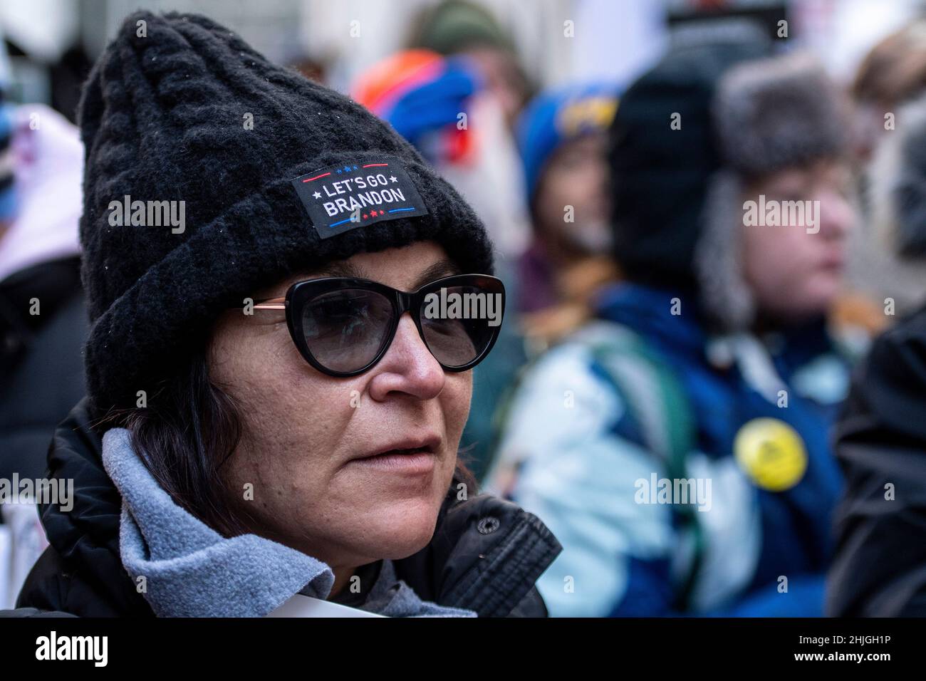 Chicago, USA. 29th Januar 2022. Ein Demonstrator trägt einen Hut mit der Aufschrift „Lets Go Brandon“, einem Code für eine profane Phrase, die sich an US-Präsident Joe Biden richtet, und unterzeichnet während einer Kundgebung gegen COVID-19-Impfstoff und Maskenmandate am Samstag, dem 29. Januar 2022 in Chicago, IL. (Foto von Christopher Dilts/Sipa USA) Quelle: SIPA USA/Alamy Live News Stockfoto