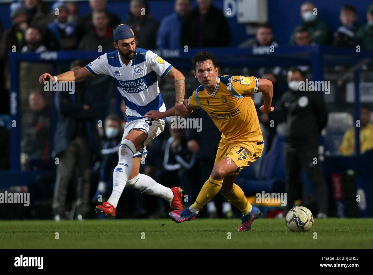 London, Großbritannien. 29th Januar 2022. Danny Drinkwater von Reading wird am 29. Januar 2022 im Kiyan Prince Foundation Stadium, London, England, von Yoann Barbet von QPR während des Spiels der EFL Sky Bet Championship zwischen den Queens Park Rangers und Reading herausgefordert. Foto von Ken Sparks. Nur zur redaktionellen Verwendung, Lizenz für kommerzielle Nutzung erforderlich. Keine Verwendung bei Wetten, Spielen oder Veröffentlichungen einzelner Clubs/Vereine/Spieler. Kredit: UK Sports Pics Ltd/Alamy Live Nachrichten Stockfoto