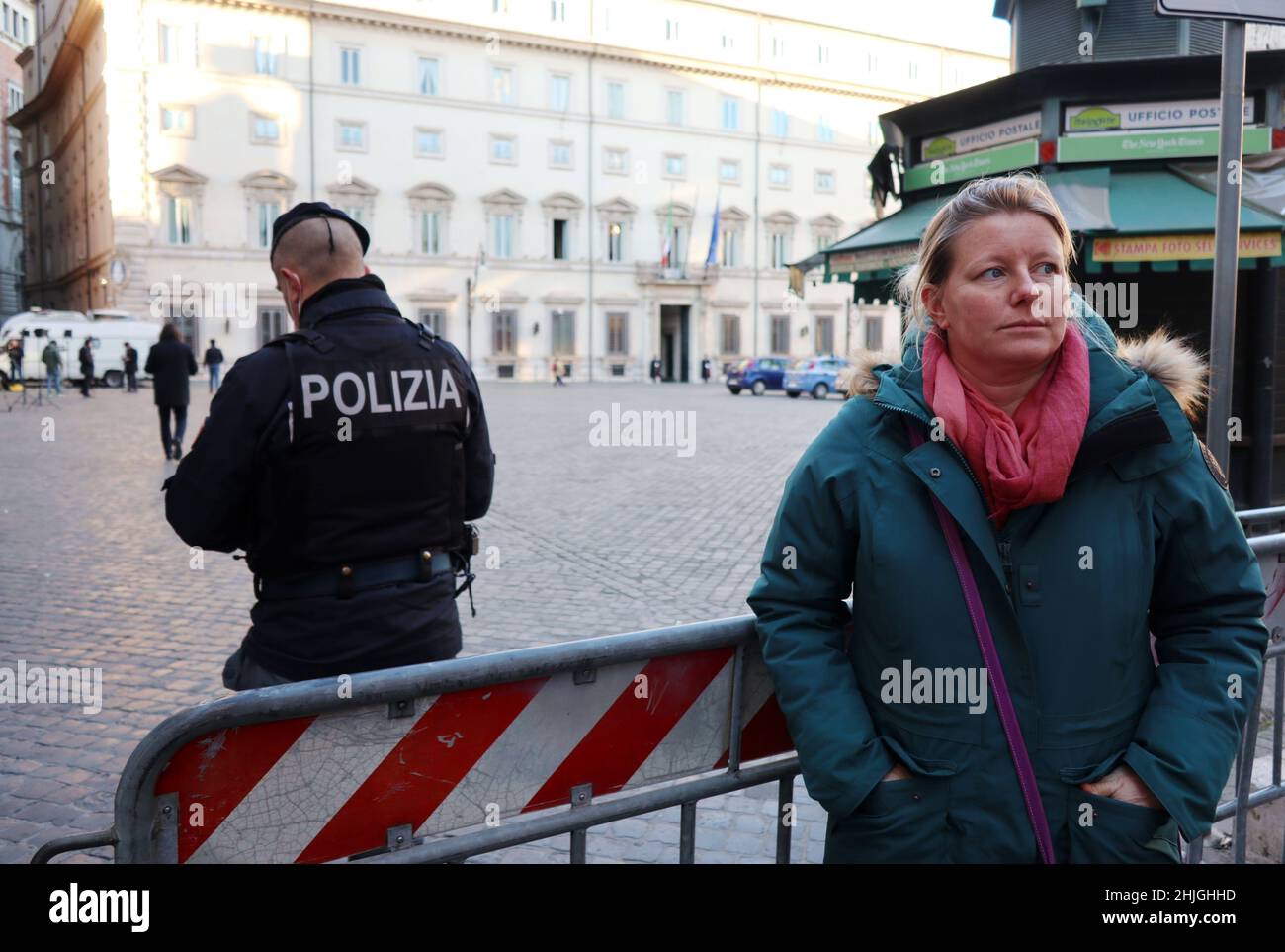 Kein Vax-Abgeordneter Sara Cunial steht am 29. Januar 2022 vor dem Palazzo Chigi, Rom, Italien, Sie wurde daran gehindert, für die Wahl des neuen Präsidenten der Italienischen Republik zu stimmen. Nach den neuesten Regierungsregeln ist es für den Eintritt in die Abgeordnetenkammer und die darin aufgestellte Wahlkabine obligatorisch, das „Green Pass“-Impfzertifikat zu erhalten. Cunial bat um die Ausübung ihres Stimmrechts ohne die Green Pass-Urkunde, wurde aber vom Präsidenten der Abgeordnetenkammer Roberto Fico abgewiesen. Cunial reichte über ihren Anwalt Klage gegen Fico ein. (Foto von Elisa Gestri/S Stockfoto