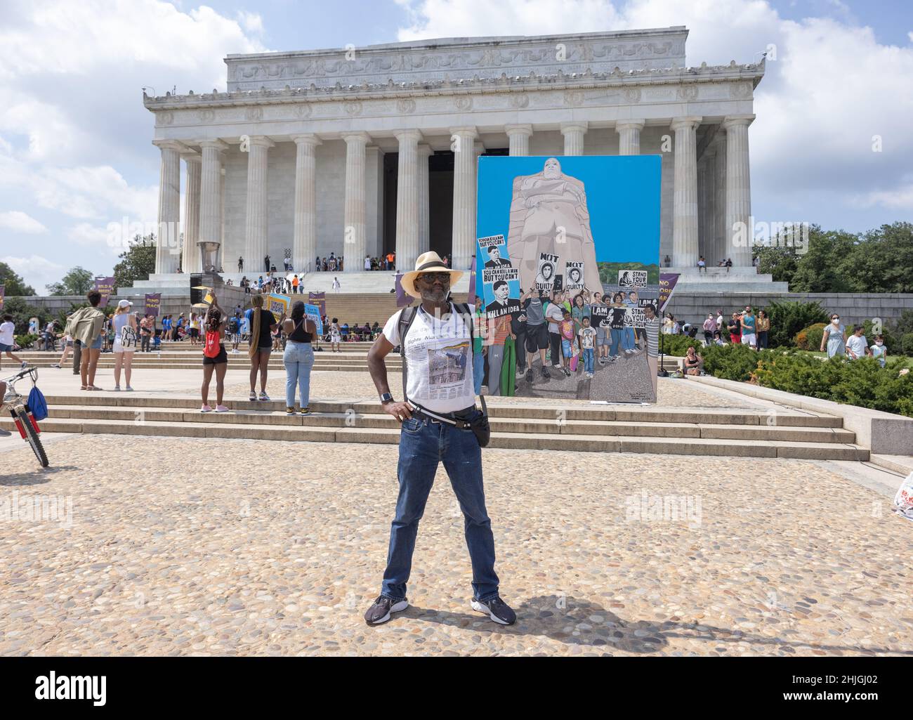WASHINGTON, D.C. -- 28. August 2021: Während der Make Good Trouble Rallye am Lincoln Memorial wird ein Demonstrator gesehen. Stockfoto