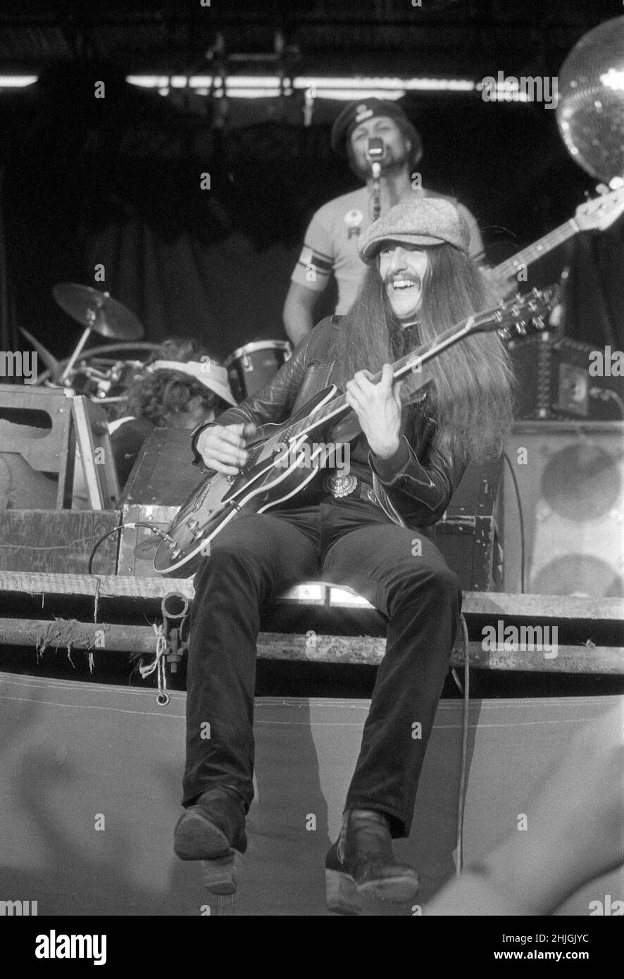 Der amerikanische Gitarrist Patrick Simmons tritt mit den Doobie Brothers beim Reading Festival 1977 in England auf. Stockfoto