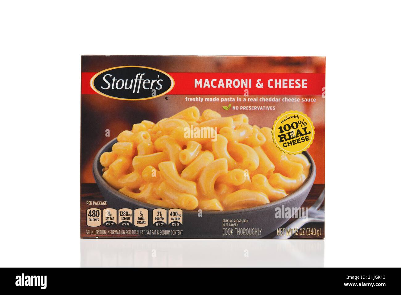 IRVINE, KALIFORNIEN - 29. JAN 2022: Eine Schachtel Stouffers Macaroni und gefrorene Käsebeilage. Stockfoto