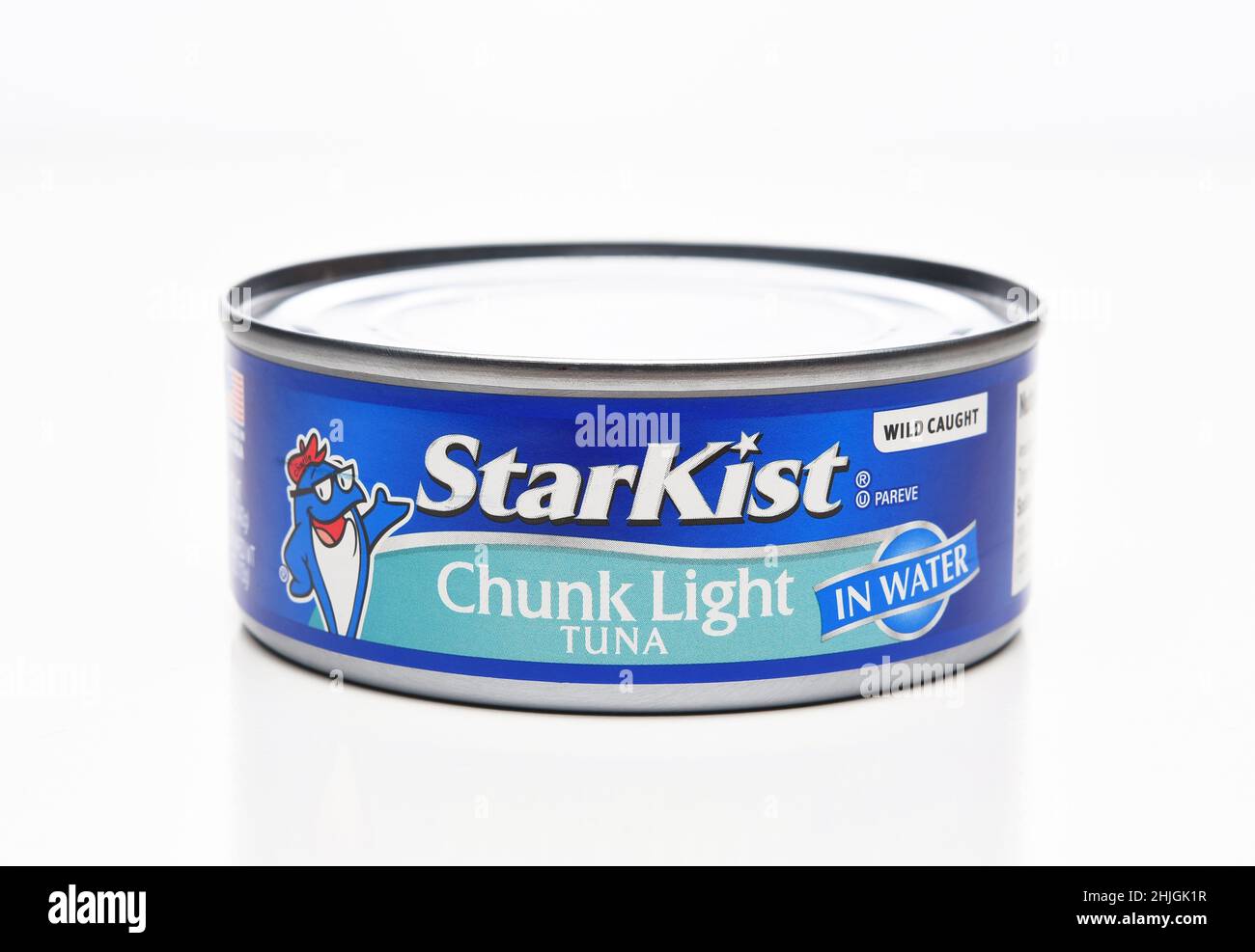 IRVINE, KALIFORNIEN - 29. JAN 2022: Eine Dose StarKist Chunk Light Thunfisch im Wasser. Stockfoto