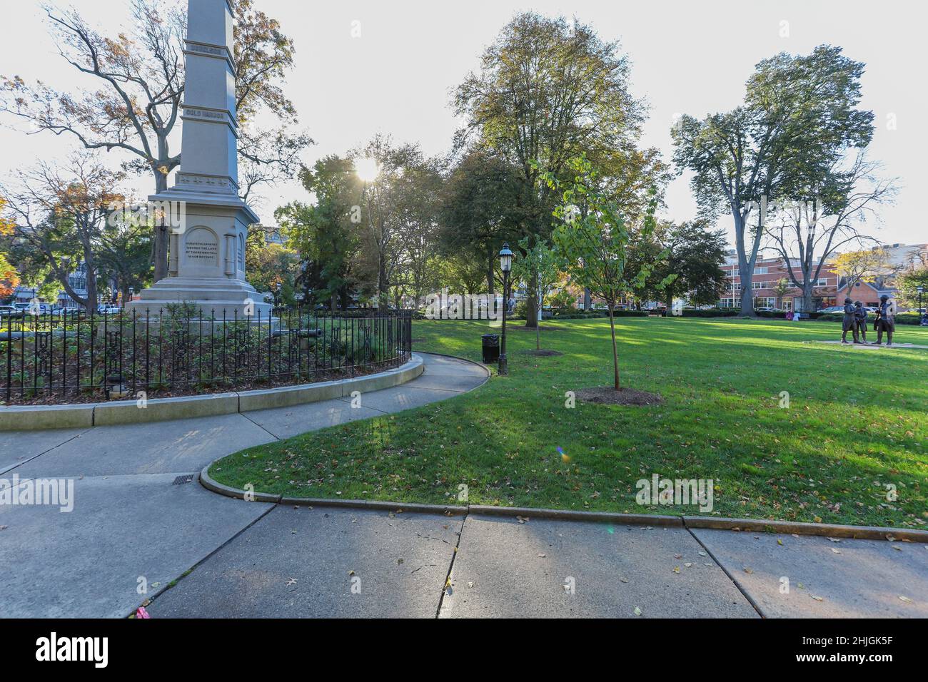 Morristown, NJ USA - 6. November 2021: Morristown Green und Morris County Civil war Monument am späten Herbstnachmittag Stockfoto