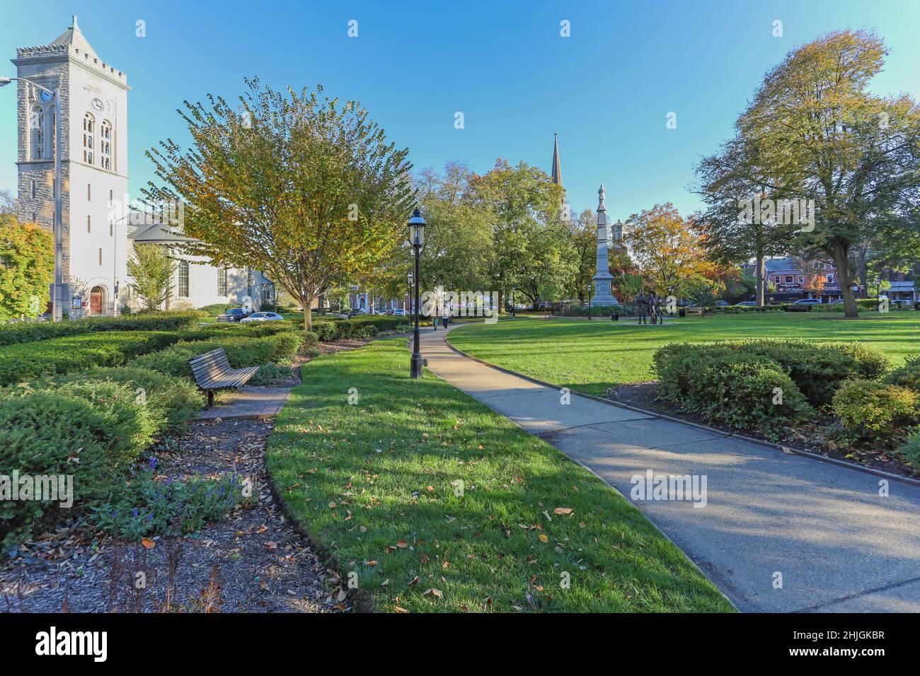 Morristown, NJ USA - 6. November 2021: Morristown Green und Morris County Civil war Monument am späten Herbstnachmittag Stockfoto