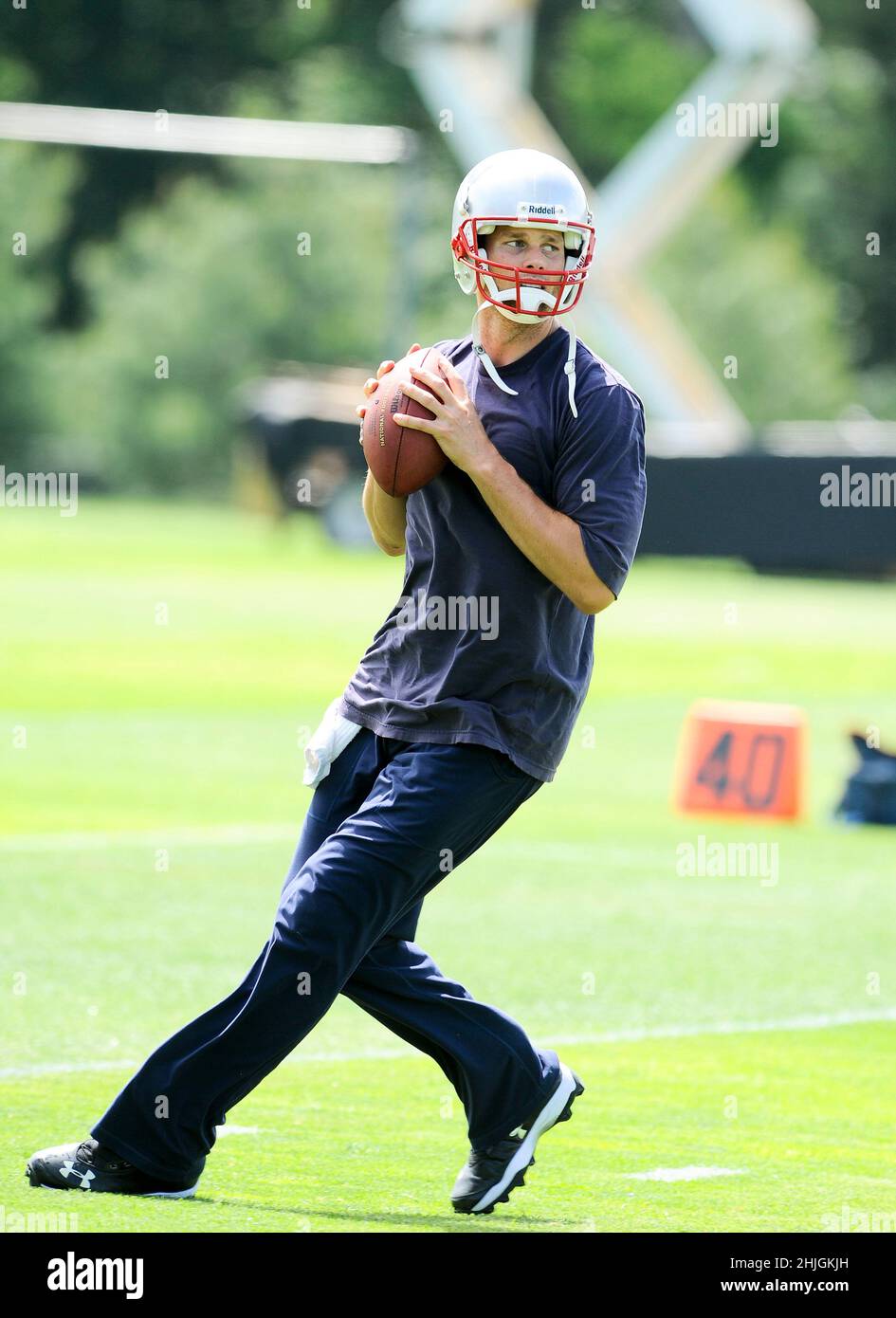 29. Januar 2022: Mehrere Quellen berichten, dass der siebenmalige Super Bowl Champion Tom Brady seinen Rücktritt vom NFL ankündigen wird. Eric Canha/CSM.MAI 24 2012 New England Patriots Quarterback Tom Brady #12 nimmt am Donnerstag vor dem Gillette Stadium auf dem Übungsfeld des Teams an Wurfübungen Teil. Stockfoto