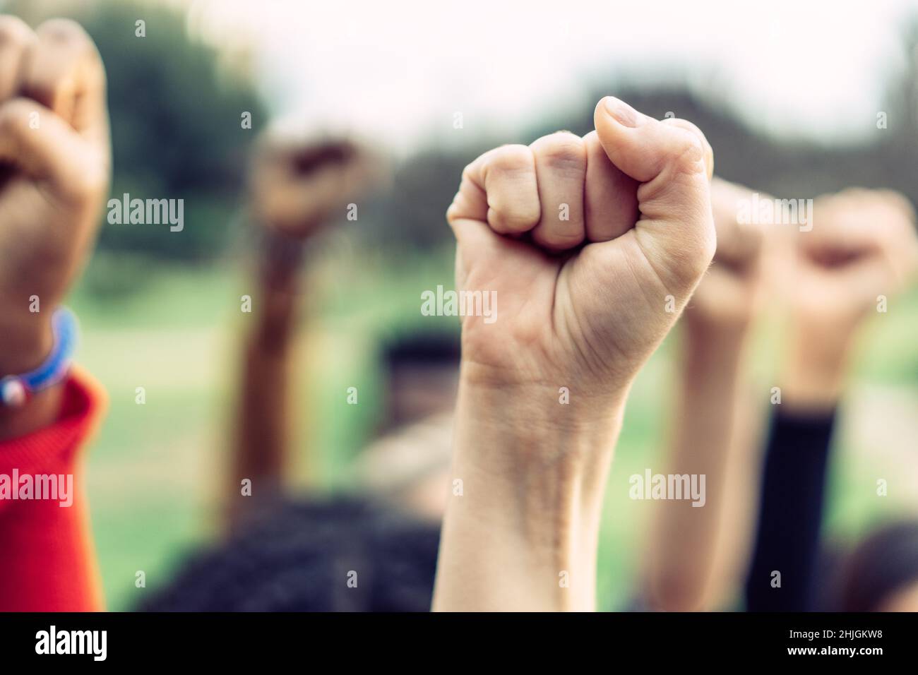 Nahaufnahme der geballten Faust einer Frau, die aus Protest für den Feminismus erhoben wurde Stockfoto