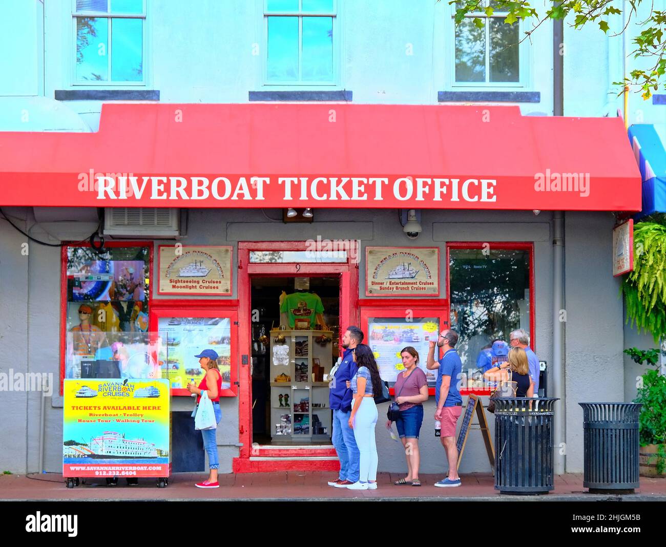 Schlange am Savannah Riverboat Ticket Office Stockfoto