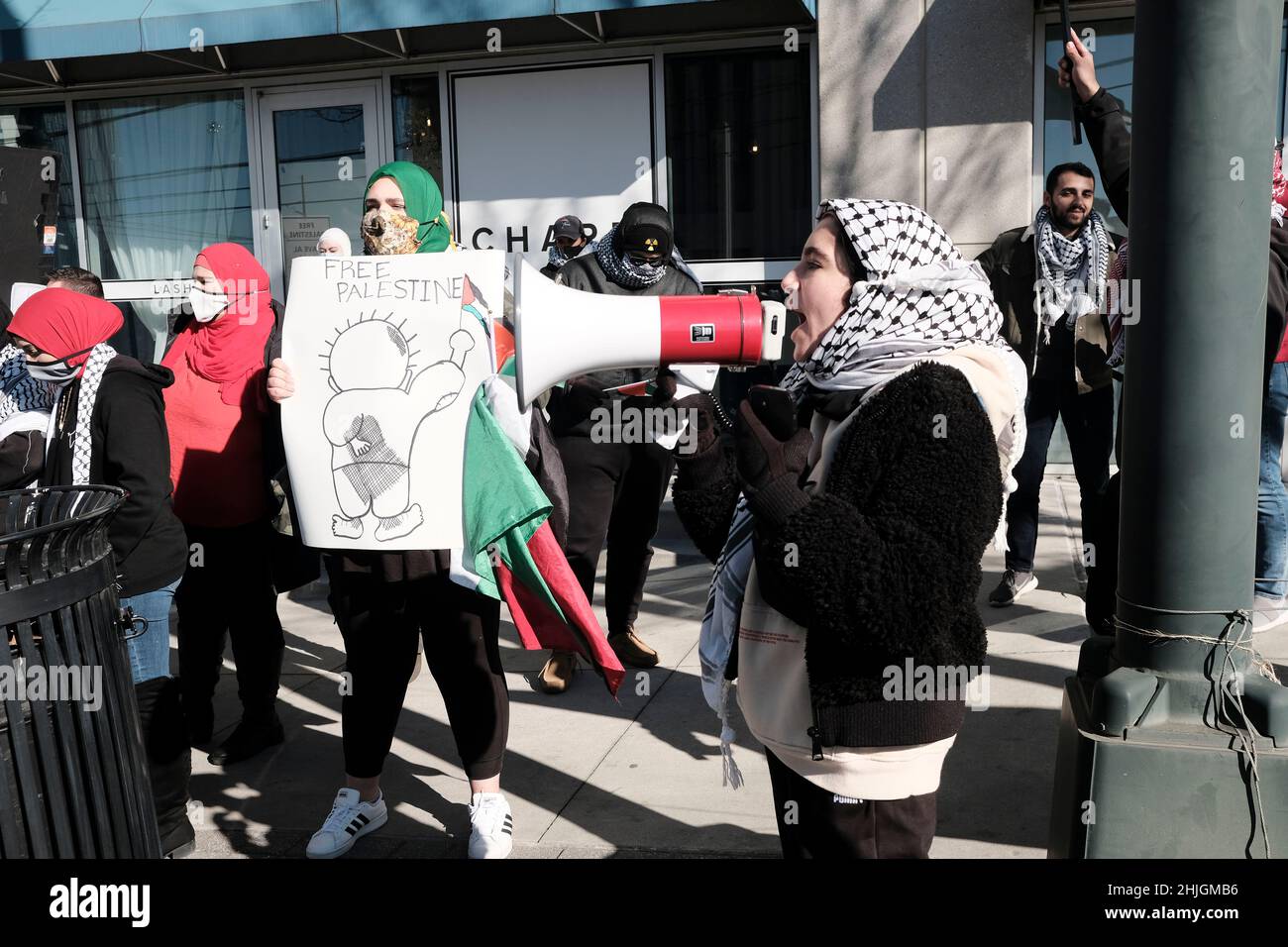 29. Januar 2022: Eine Gruppe von Demonstranten versammelt sich vor dem israelischen Konsulat in Atlanta. Zu ihren Anliegen gehören die andauernde Besetzung palästinensischer Gebiete wie Scheich Jarrah, Al-Khalil und Al-Naqab durch israelische Besatzungsbehörden, die Vertreibung palästinensischer Familien aus ihren Häusern und Umweltprobleme. (Bild: © John Arthur Brown/ZUMA Press Wire) Stockfoto