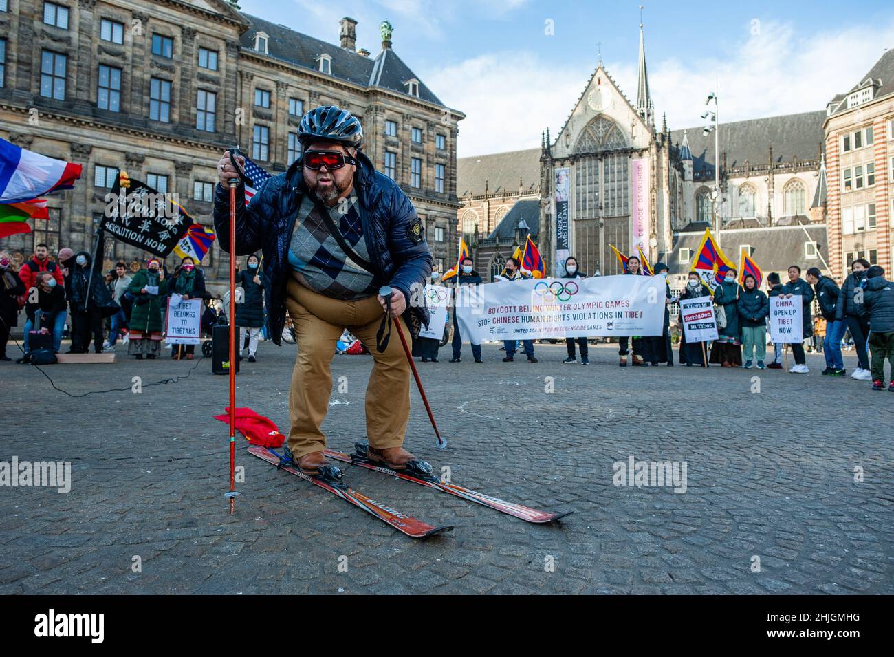 Während der Demonstration wird ein Mann beim Skifahren auf dem Platz gesehen, während er die chinesische Flagge schleppt. Die tibetische Gemeinde in den Niederlanden organisierte eine Demonstration gegen die Feier der Olympischen Spiele in Peking. Laut einer Erklärung von über 240 Nichtregierungsorganisationen, darunter die Internationale Kampagne für Tibet, die zu einem diplomatischen Boykott und anderen Aktionen im Zusammenhang mit den Olympischen Winterspielen 2022 in Peking aufrief. Die Gruppen forderten die Regierungen auf, sich einem diplomatischen Boykott der Spiele anzuschließen, der am 4. Februar 2022 beginnen soll, und Athleten und Sponsoren aufzufordern, die Regierung nicht zu legitimieren Stockfoto