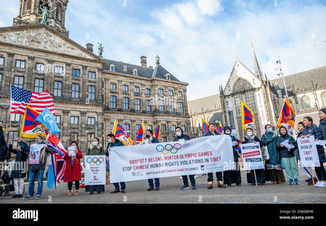 Tibetische Menschen werden gesehen, wie sie sich in der Mitte des Platzes versammeln, während sie während der Demonstration tibetische Fahnen und Banner halten. Die tibetische Gemeinde in den Niederlanden organisierte eine Demonstration gegen die Feier der Olympischen Spiele in Peking. Laut einer Erklärung von über 240 Nichtregierungsorganisationen, darunter die Internationale Kampagne für Tibet, die zu einem diplomatischen Boykott und anderen Aktionen im Zusammenhang mit den Olympischen Winterspielen 2022 in Peking aufrief. Die Gruppen forderten die Regierungen auf, sich an einem diplomatischen Boykott der Spiele, der am 4. Februar 2022 beginnen soll, sowie an Sportler und Sponsoren zu beteiligen Stockfoto