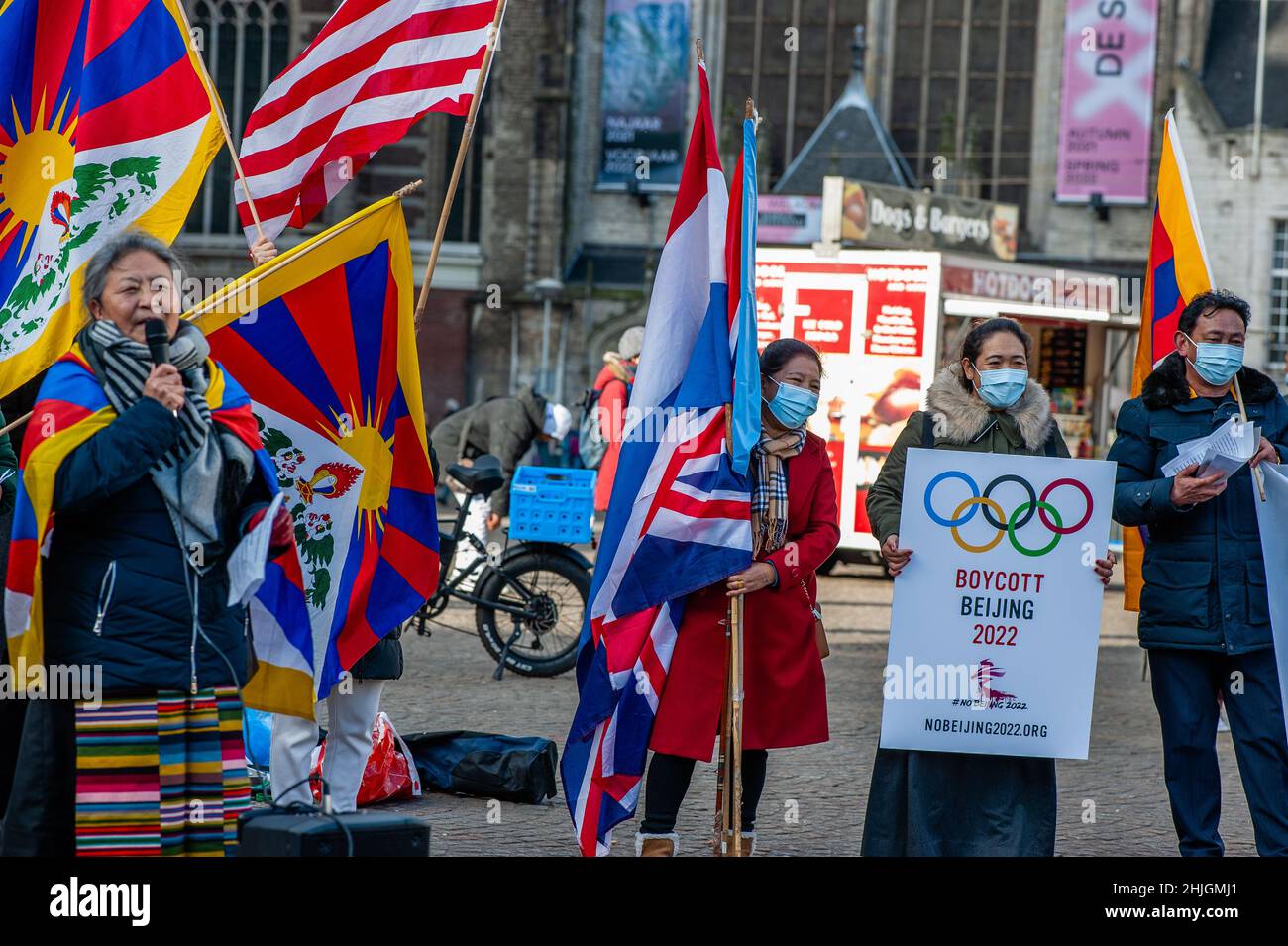 Eine Tibeterin spricht während der Demonstration. Die tibetische Gemeinde in den Niederlanden organisierte eine Demonstration gegen die Feier der Olympischen Spiele in Peking. Laut einer Erklärung von über 240 Nichtregierungsorganisationen, darunter die Internationale Kampagne für Tibet, die zu einem diplomatischen Boykott und anderen Aktionen im Zusammenhang mit den Olympischen Winterspielen 2022 in Peking aufrief. Die Gruppen forderten die Regierungen auf, sich einem diplomatischen Boykott der Spiele anzuschließen, der am 4. Februar 2022 beginnen soll, und Athleten und Sponsoren aufzufordern, den Missbrauch der Regierung nicht zu legitimieren. Stockfoto