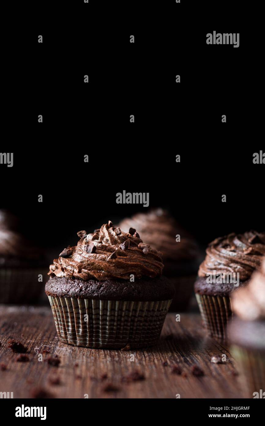 Hausgemachter Cupcake aus Schokolade auf einem Holztisch Stockfoto