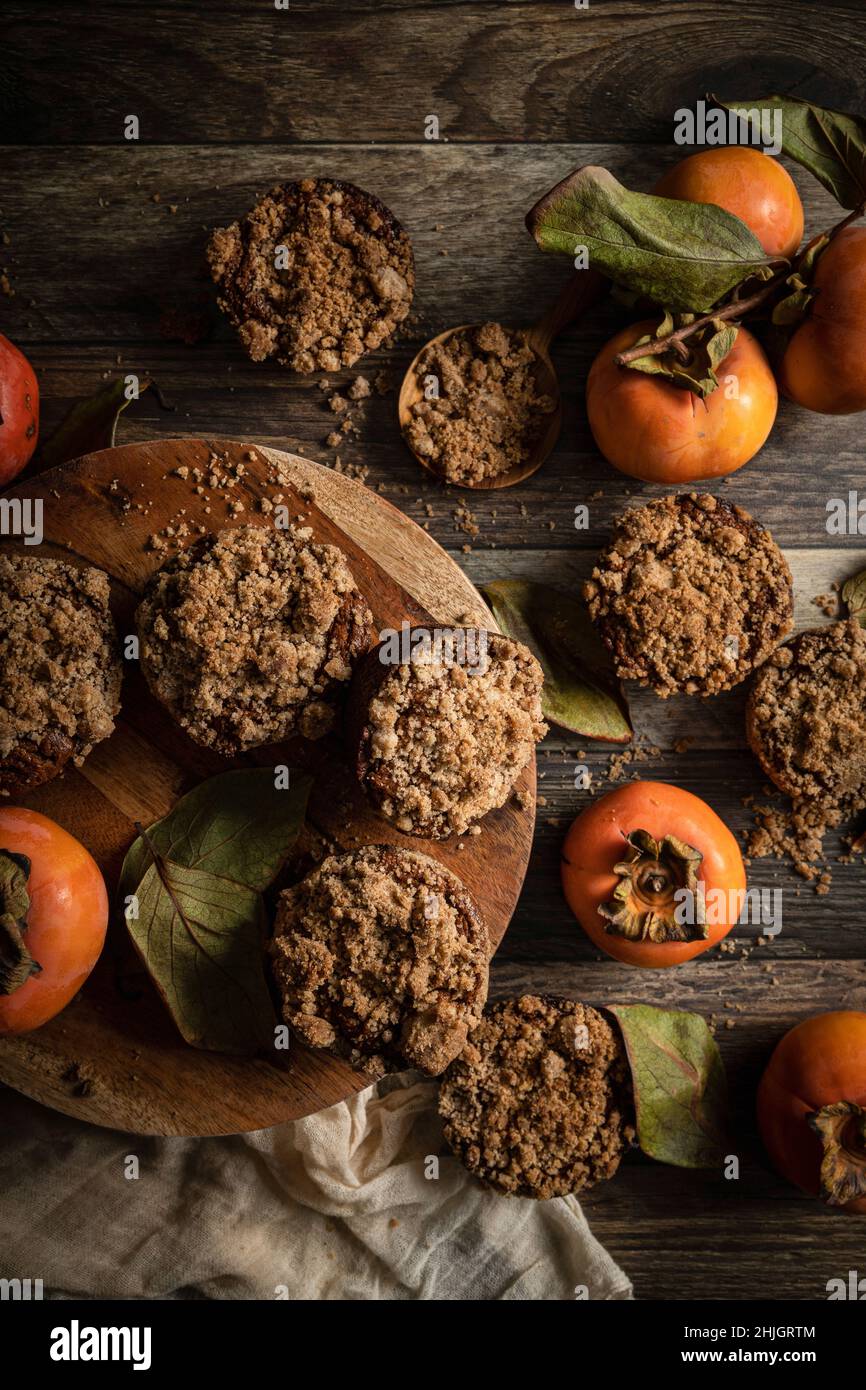 Kaki-Muffins in einer rustikalen Küche, mit frischen Kaki Stockfoto