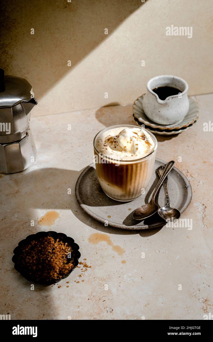 Affocato in hartem Licht mit Kopierraum Stockfoto