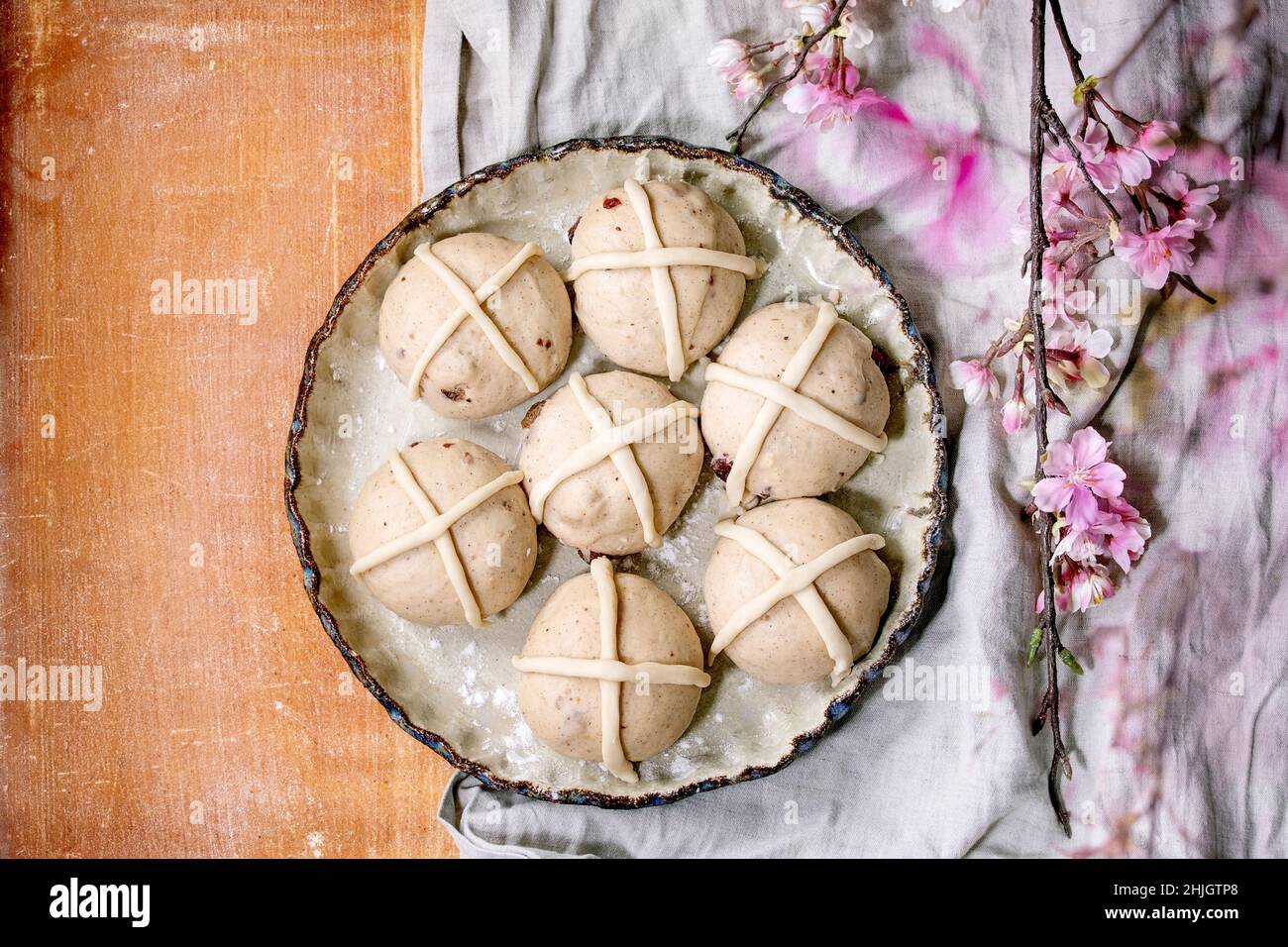 Traditionelle hausgemachte heiße Kreuzbrötchen zu Ostern Stockfoto