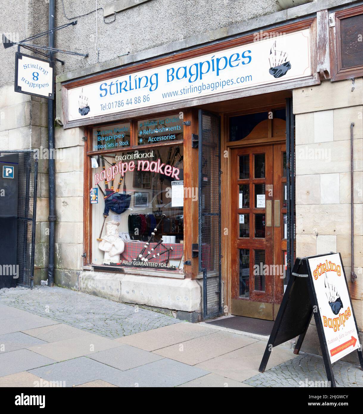 Vorderfenster und Eingang zu Stirling Dudelsack, einem traditionellen Dudelsack-Hersteller und -Aufbereiter in Stirling, Schottland, Großbritannien Stockfoto