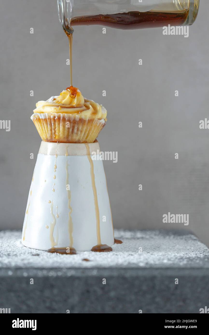 Orange Cupcakes mit Mascarpone-Vereisung. Stockfoto