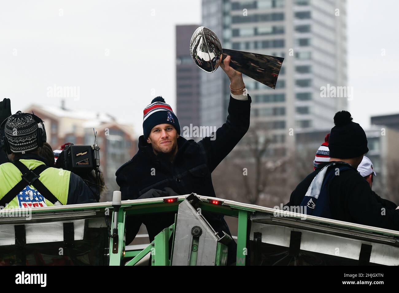 29. Januar 2022: Mehrere Quellen berichten, dass der siebenmalige Super Bowl Champion Tom Brady seinen Rücktritt vom NFL ankündigen wird. Eric Canha/CSM, 4. Februar 2015 - Boston, Massachusetts, USA - New England Patriots Quarterback Tom Brady (12) zieht die Lombardi Trophy während einer Parade in Boston an, um den Sieg des Teams über die Seattle Seahawks im Super Bowl XLIX zu feiern. Eric Canha/CSM Stockfoto