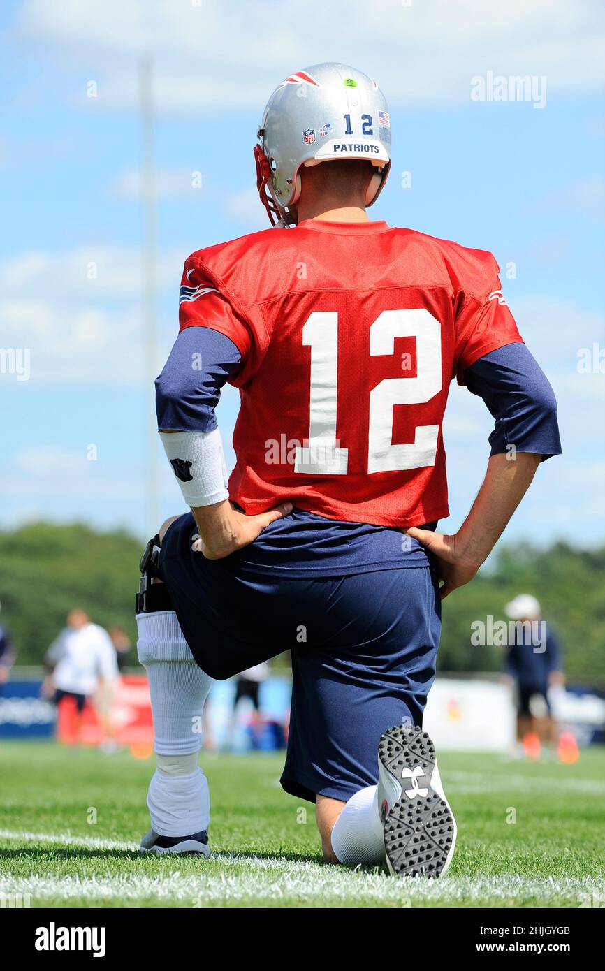 29. Januar 2022: Mehrere Quellen berichten, dass der siebenmalige Super Bowl Champion Tom Brady seinen Rücktritt vom NFL ankündigen wird. Eric Canha/CSM, 15. August 2013 - Foxborough, Massachusetts, USA - der Quarterback der New England Patriots Tom Brady (12) trägt während des Trainingslagers der New England Patriots im Gillette Stadium in Foxborough, Massachusetts, eine Klammer auf seinem linken Knie. Brady verließ das Training früh am Vortag mit einer Verletzung des linken Knies. Eric Canha/CSM Stockfoto