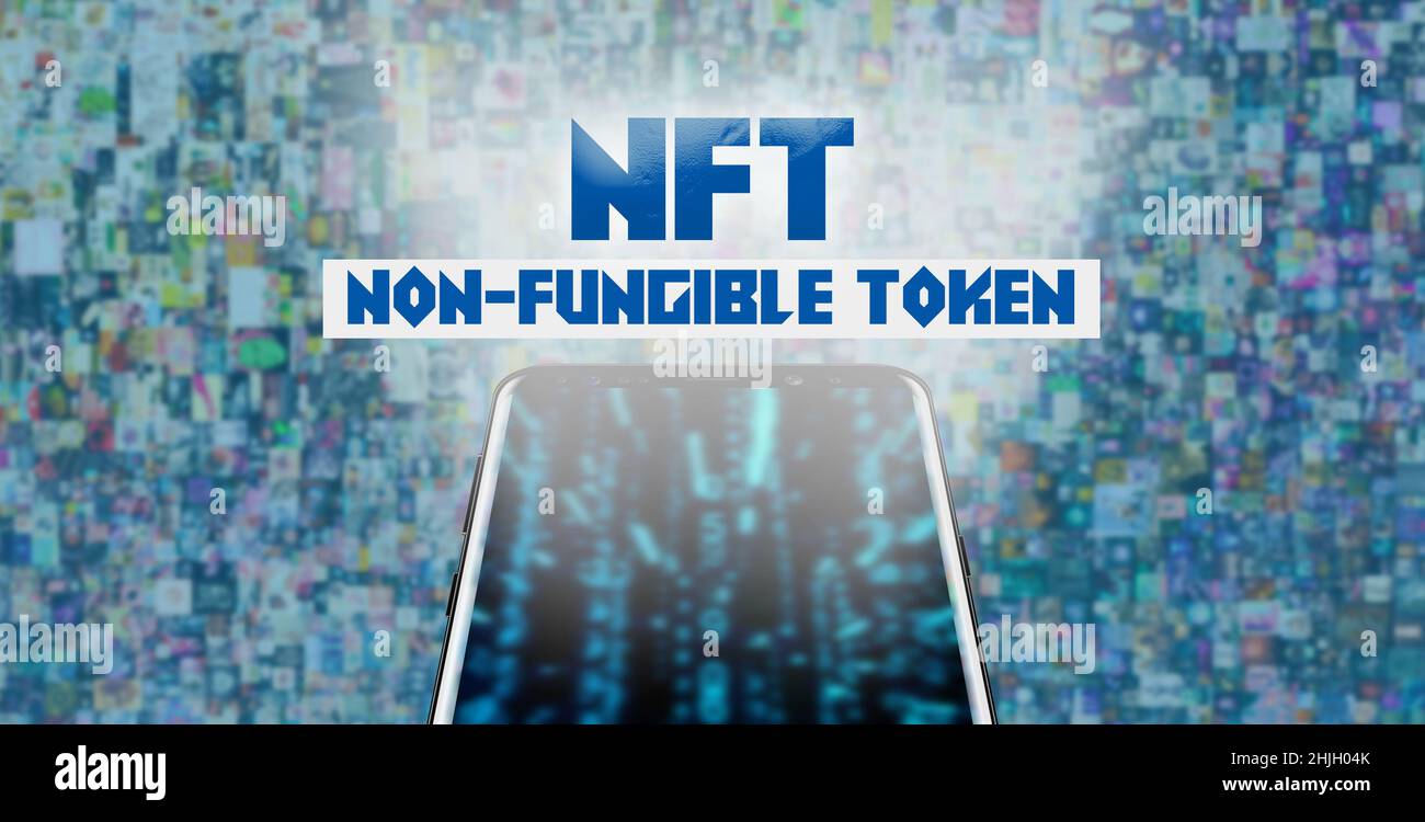 NFT nicht-fungible Token Hologramm auf mobilen Bildschirm Konzept von CryptoArt und Technologie Stockfoto
