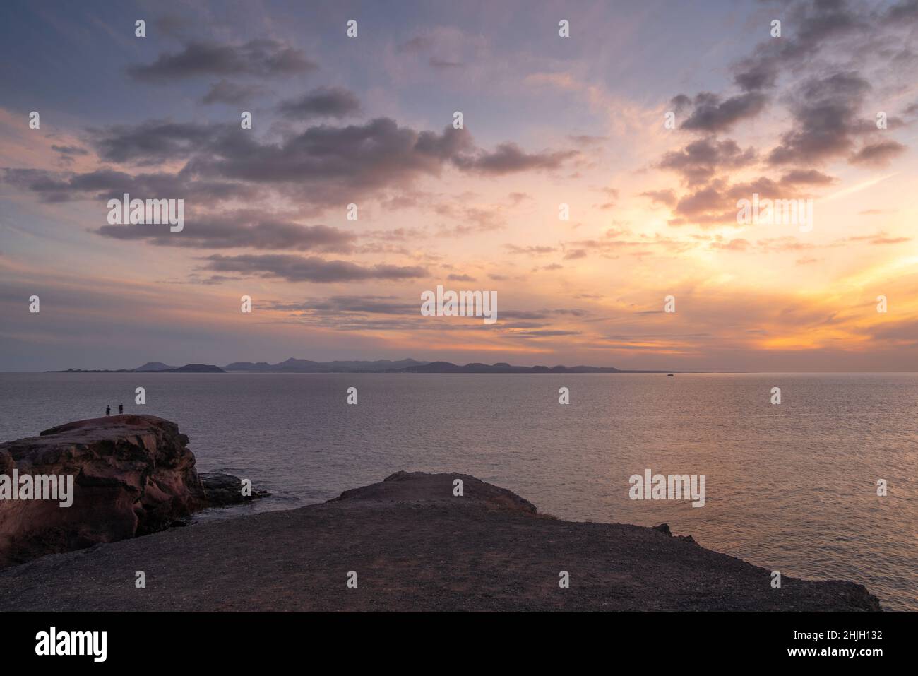 Blick auf Fuerteventura vom Castillo del Aguila o de las Coloradas bei Sonnenuntergang, Playa Blanca, Lanzarote, Kanarische Inseln, Spanien, Atlantik, Europa Stockfoto