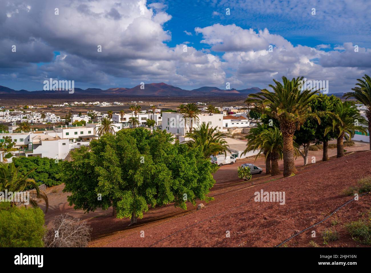 Ansicht der Stadt aus erhöhter Lage mit bergiger Kulisse, Yaisa, Lanzarote, Kanarische Inseln, Spanien, Europa Stockfoto