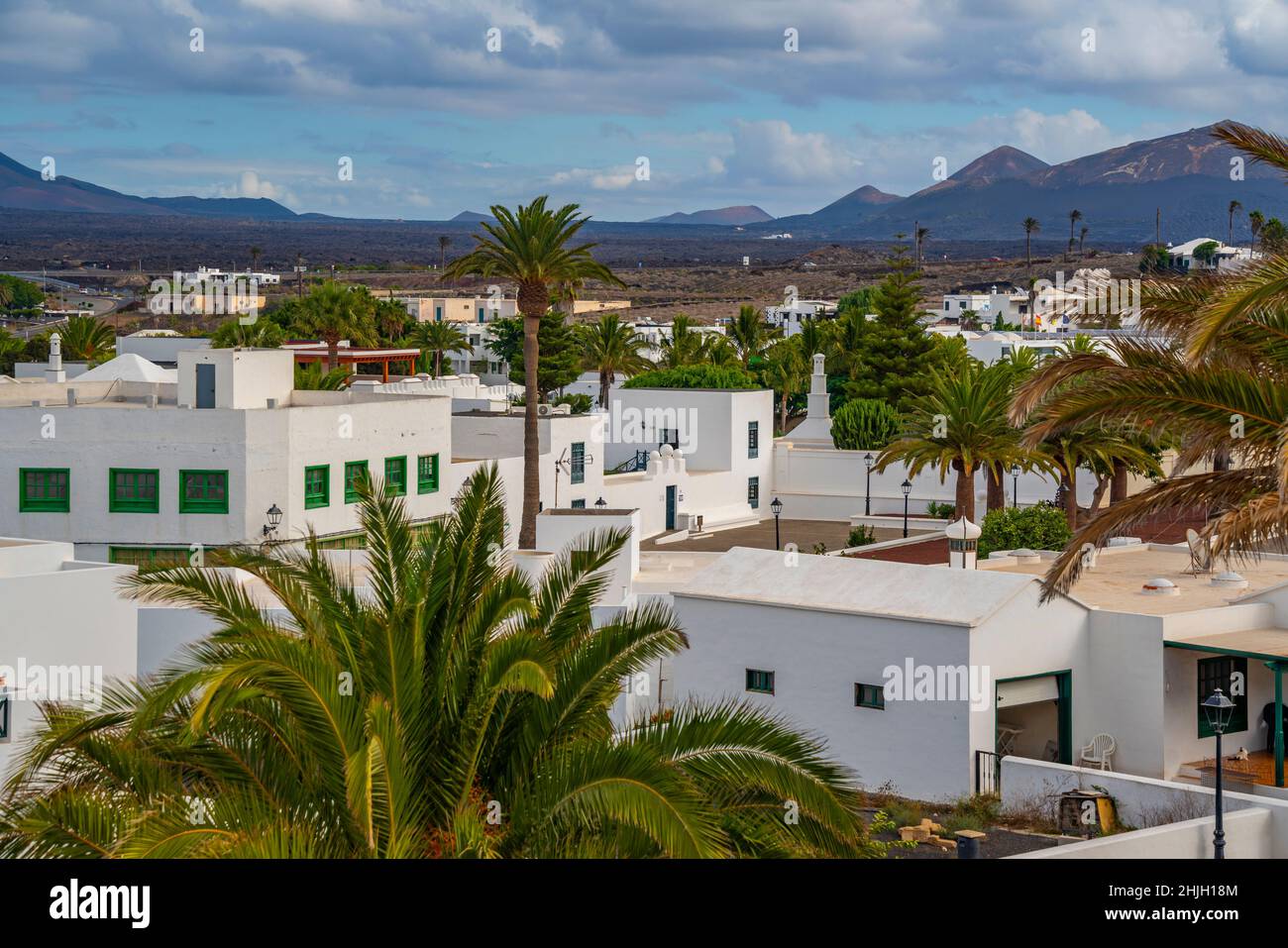 Ansicht der Stadt aus erhöhter Lage mit bergiger Kulisse, Yaisa, Lanzarote, Kanarische Inseln, Spanien, Europa Stockfoto