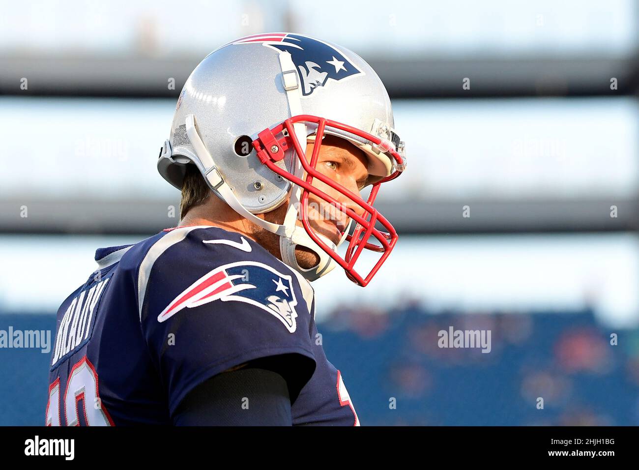 29. Januar 2022: Mehrere Quellen berichten, dass der siebenmalige Super Bowl Champion Tom Brady seinen Rücktritt vom NFL ankündigen wird. Eric Canha/CSM.9. August 2018: Der Quarterback der New England Patriots Tom Brady (12) erwärmt sich vor dem NFL-Vorsaison-Fußballspiel zwischen den Washington Redskins und den New England Patriots im Gillette Stadium in Foxborough, Massachusetts.die Patriots besiegen die Redskins 26-17. Eric Canha/CSM Stockfoto