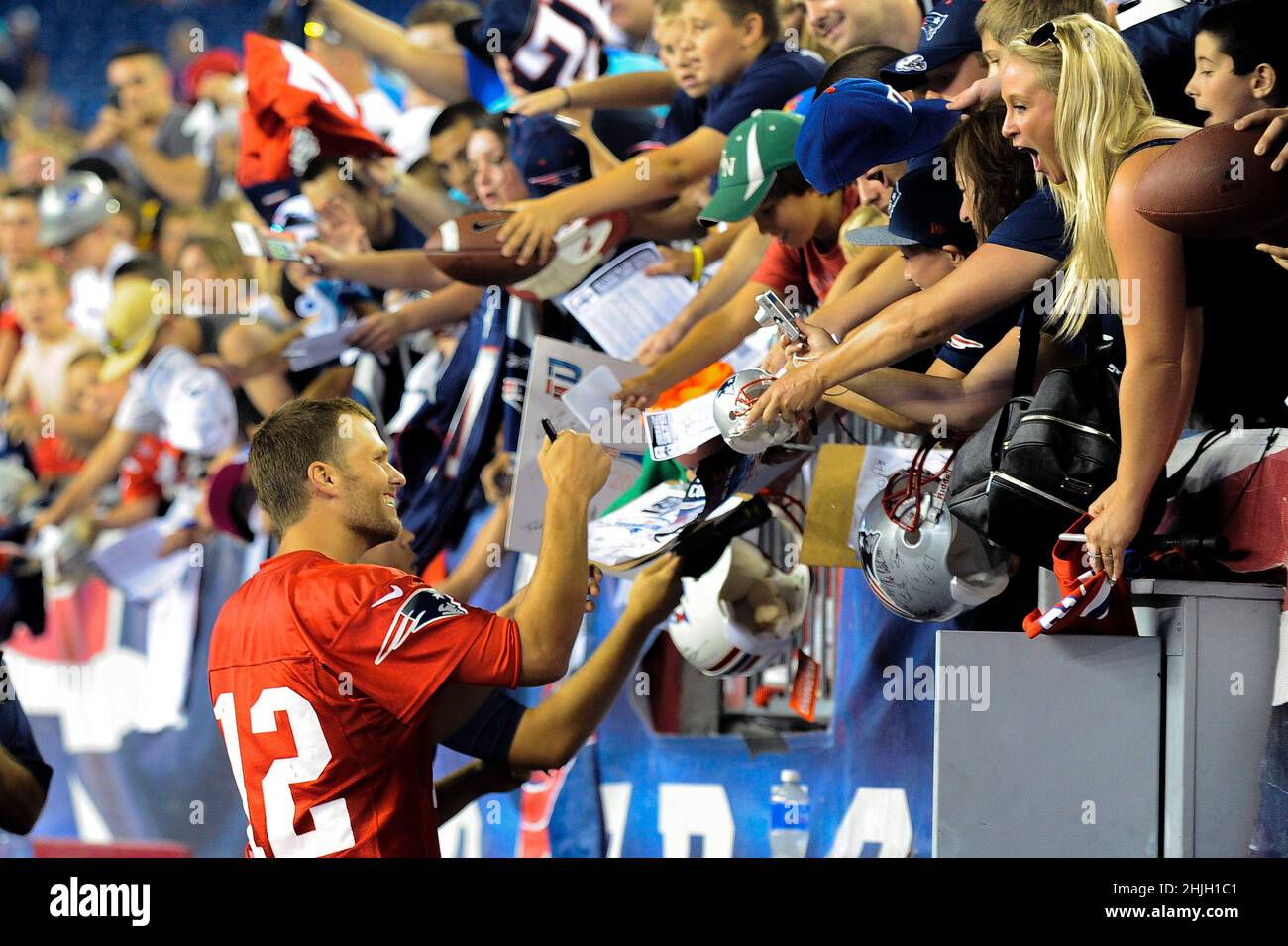 29. Januar 2022: Mehrere Quellen berichten, dass der siebenmalige Super Bowl Champion Tom Brady seinen Rücktritt vom NFL ankündigen wird. Eric Canha/CSM.1. August 2014 - Foxborough, Massachusetts, USA- der Quarterback der New England Patriots Tom Brady (12) signiert Autogramme für Fans während des Trainingslagers der New England Patriots im Gillette Stadium in Foxborough, Massachusetts. Eric Canha/CSM Stockfoto