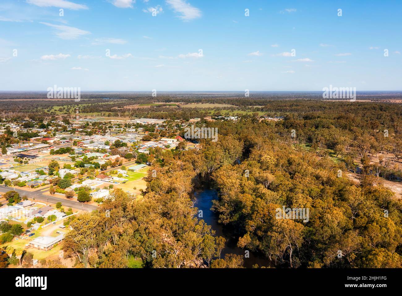Balranald Stadt in den australischen Outback Ebenen am Murrumbidgee Fluss - Luftlandschaft. Stockfoto