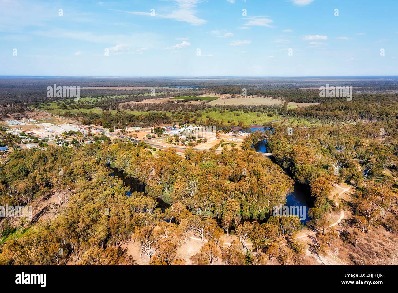 Schleife des Murrumbidgee Flusses um Balranald Stadt in australischen Outback Ebenen - Luftlandschaft. Stockfoto