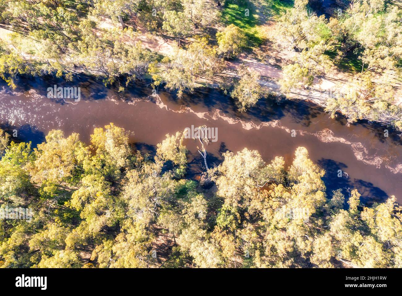 Draufsicht über den Murrumbidgee River in der ländlichen Regionalstadt Outback Australia - Balranald Wagga Wagga. Stockfoto