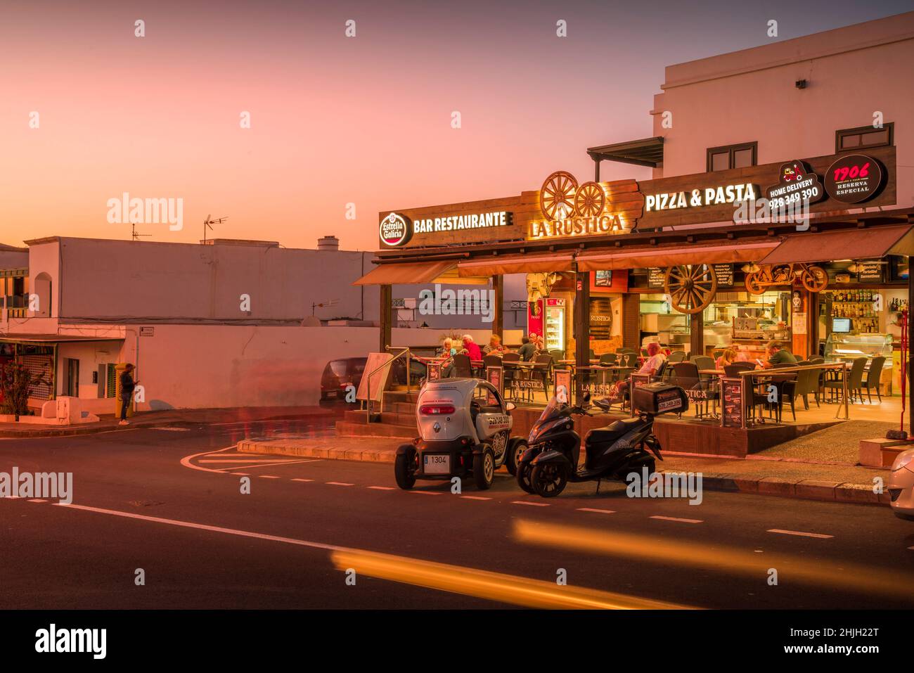 Blick auf das Barrestaurant am Straßenrand in der Abenddämmerung, Playa Blanca, Lanzarote, Kanarische Inseln, Spanien, Atlantik, Europa Stockfoto